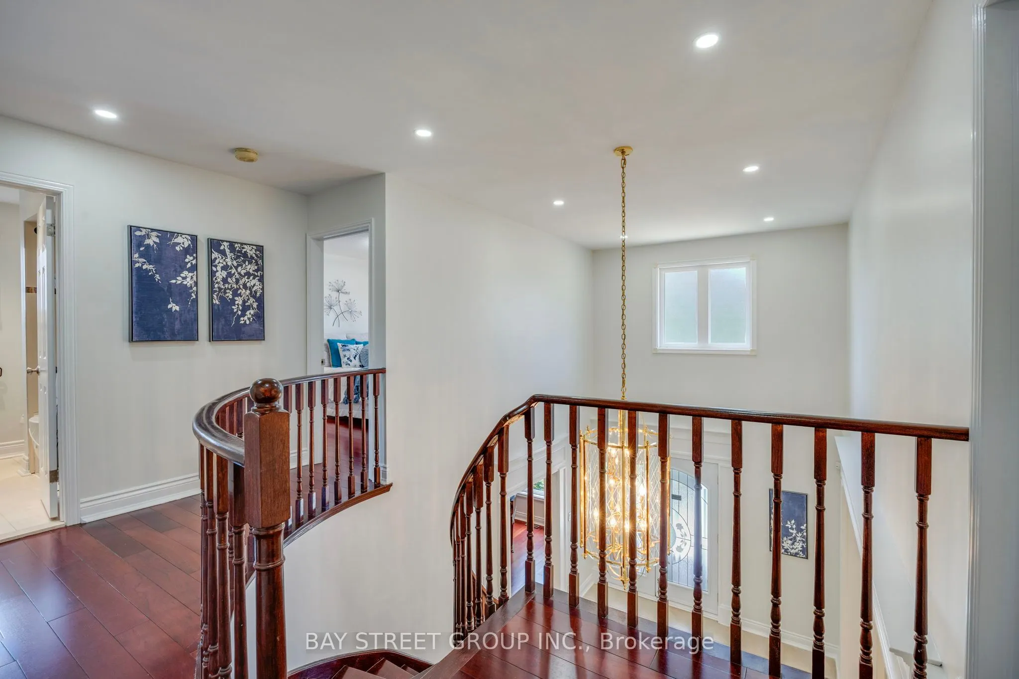 76 Hyde Park Drive N