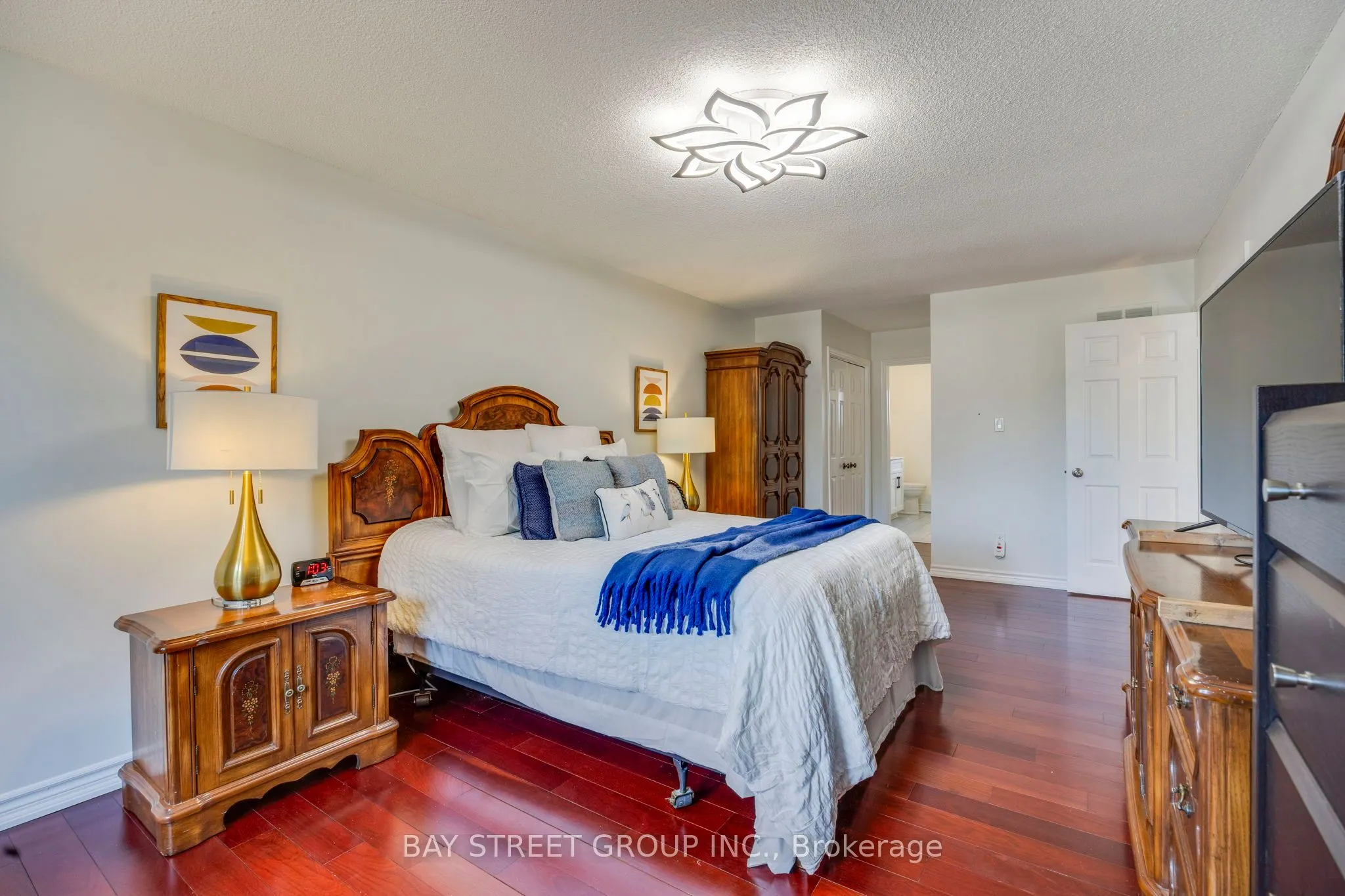 76 Hyde Park Drive N
