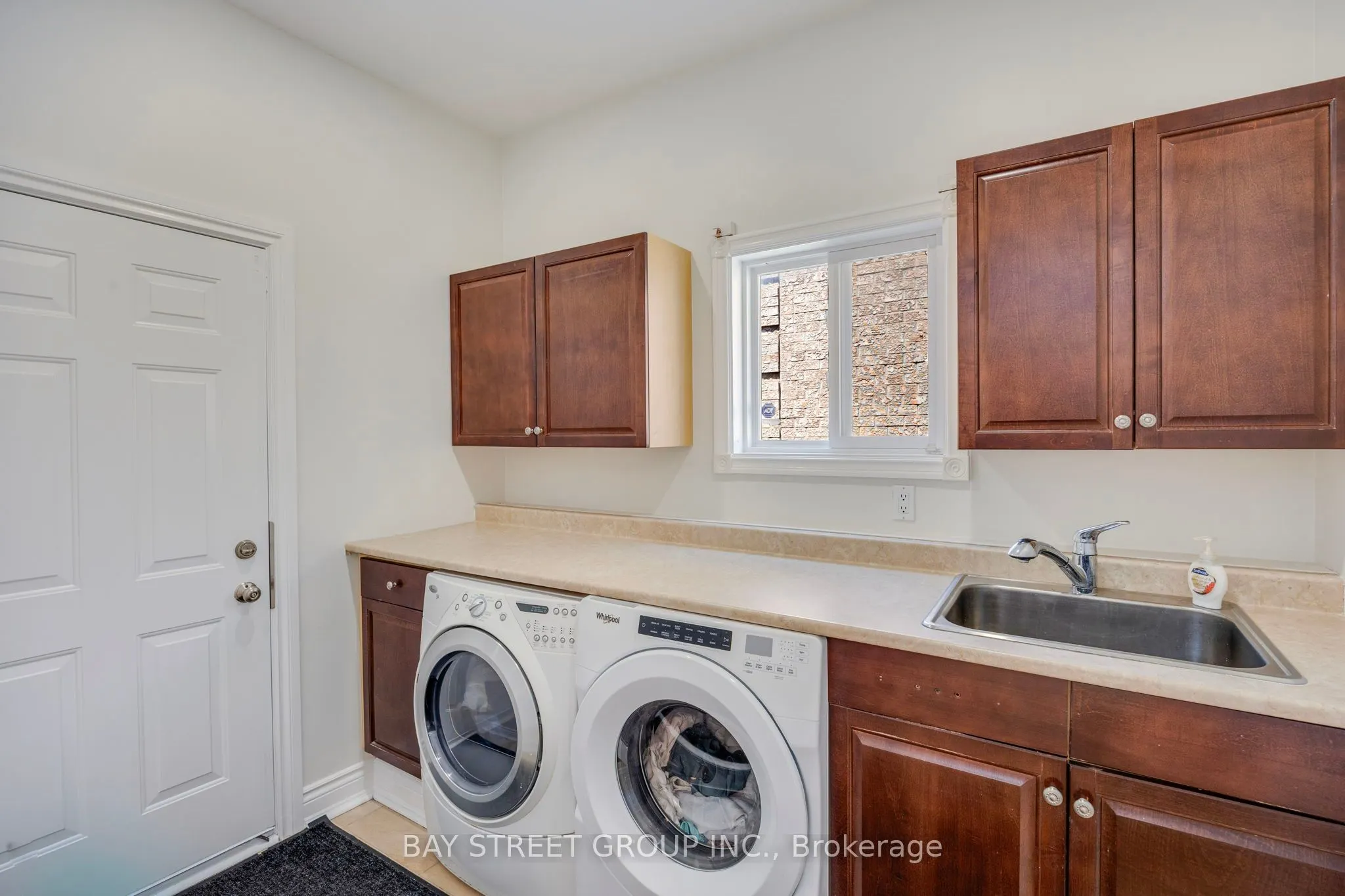 76 Hyde Park Drive N