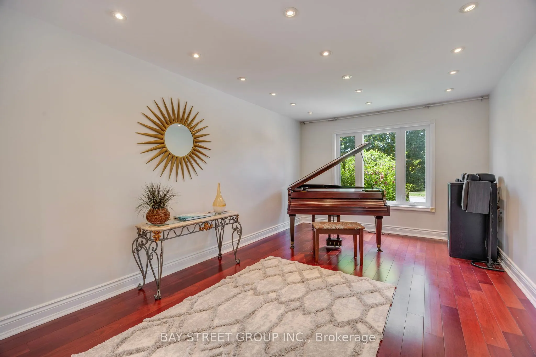 76 Hyde Park Drive N