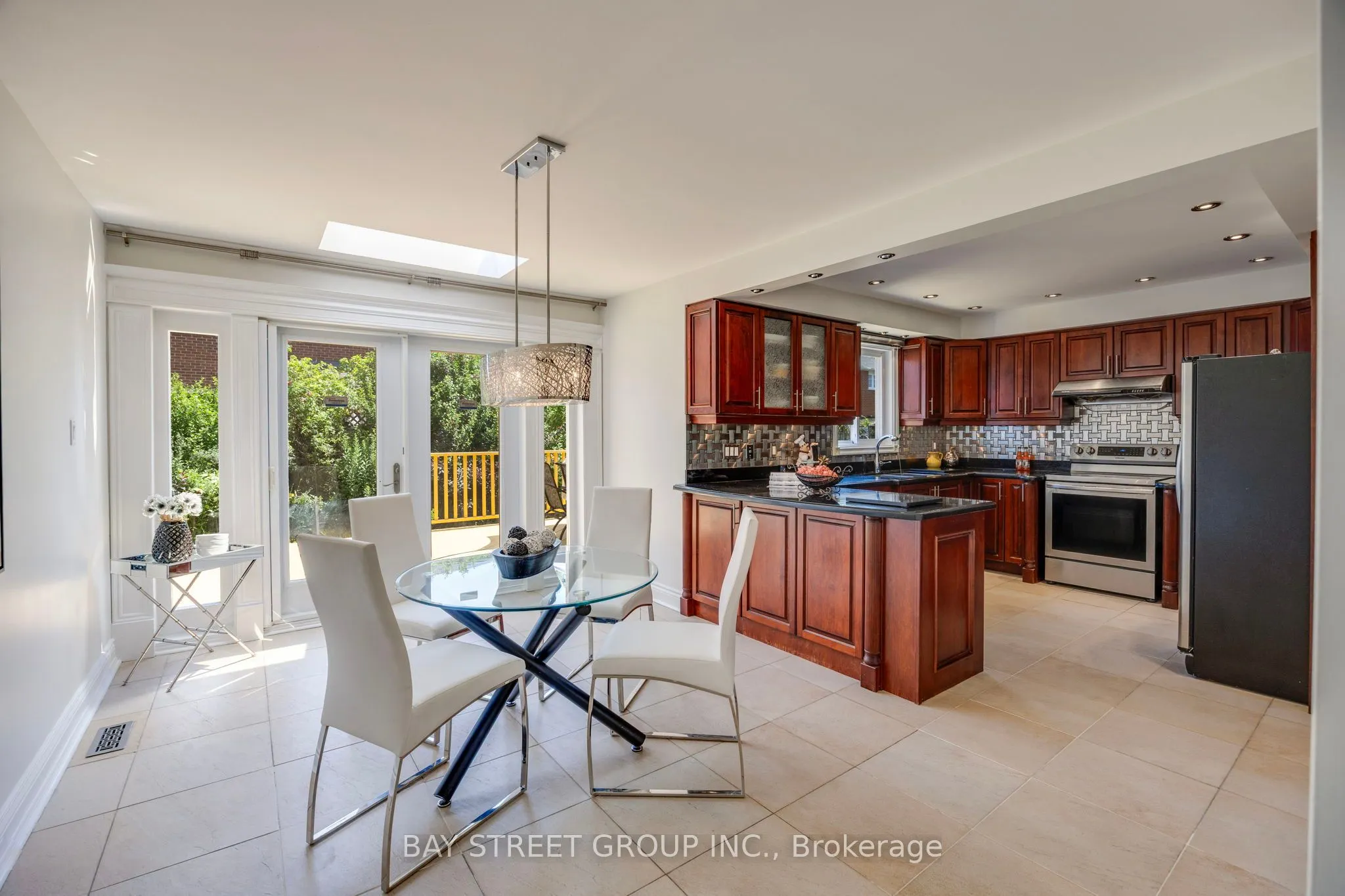 76 Hyde Park Drive N