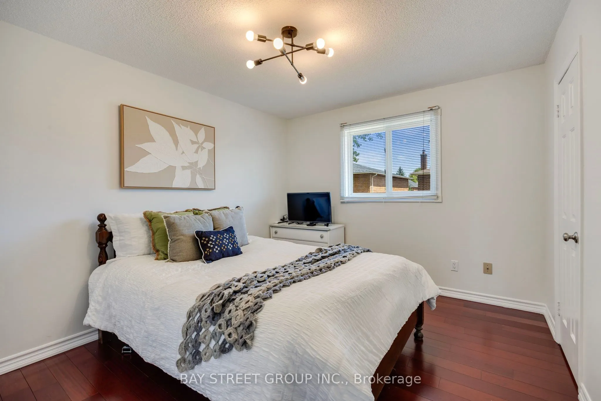 76 Hyde Park Drive N
