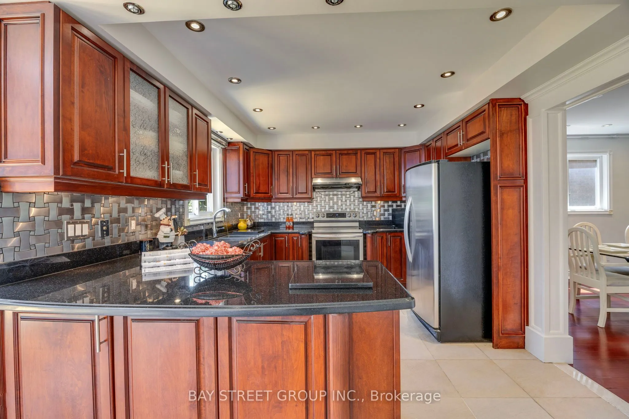 76 Hyde Park Drive N