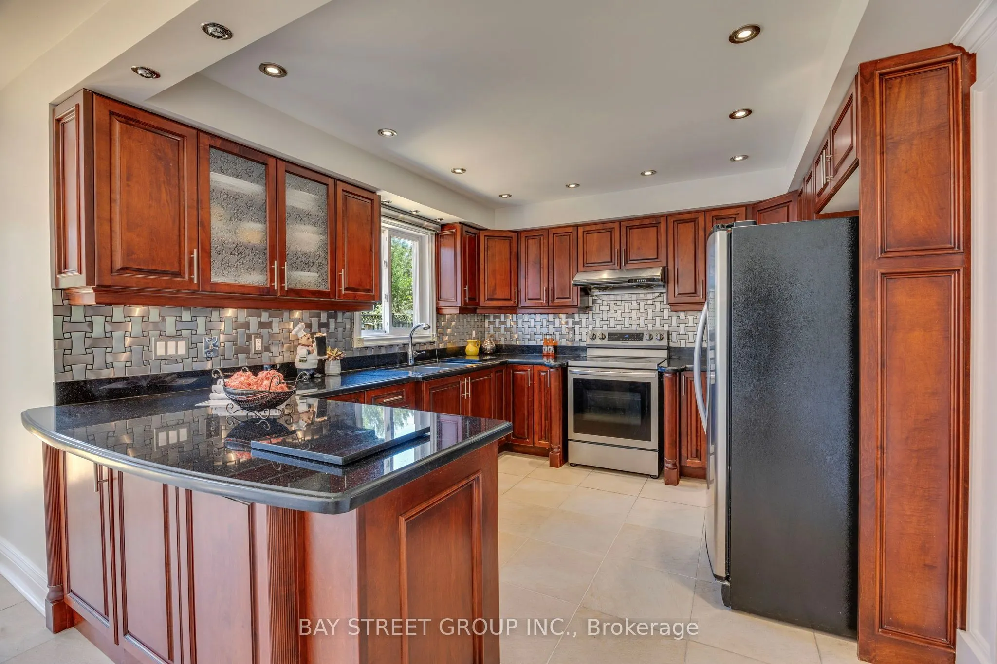 76 Hyde Park Drive N