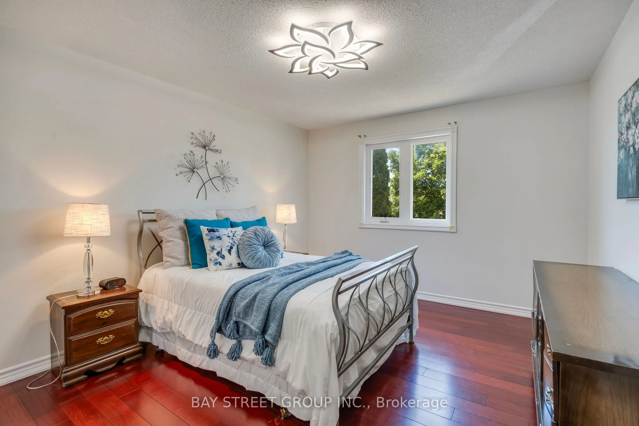 76 Hyde Park Drive N