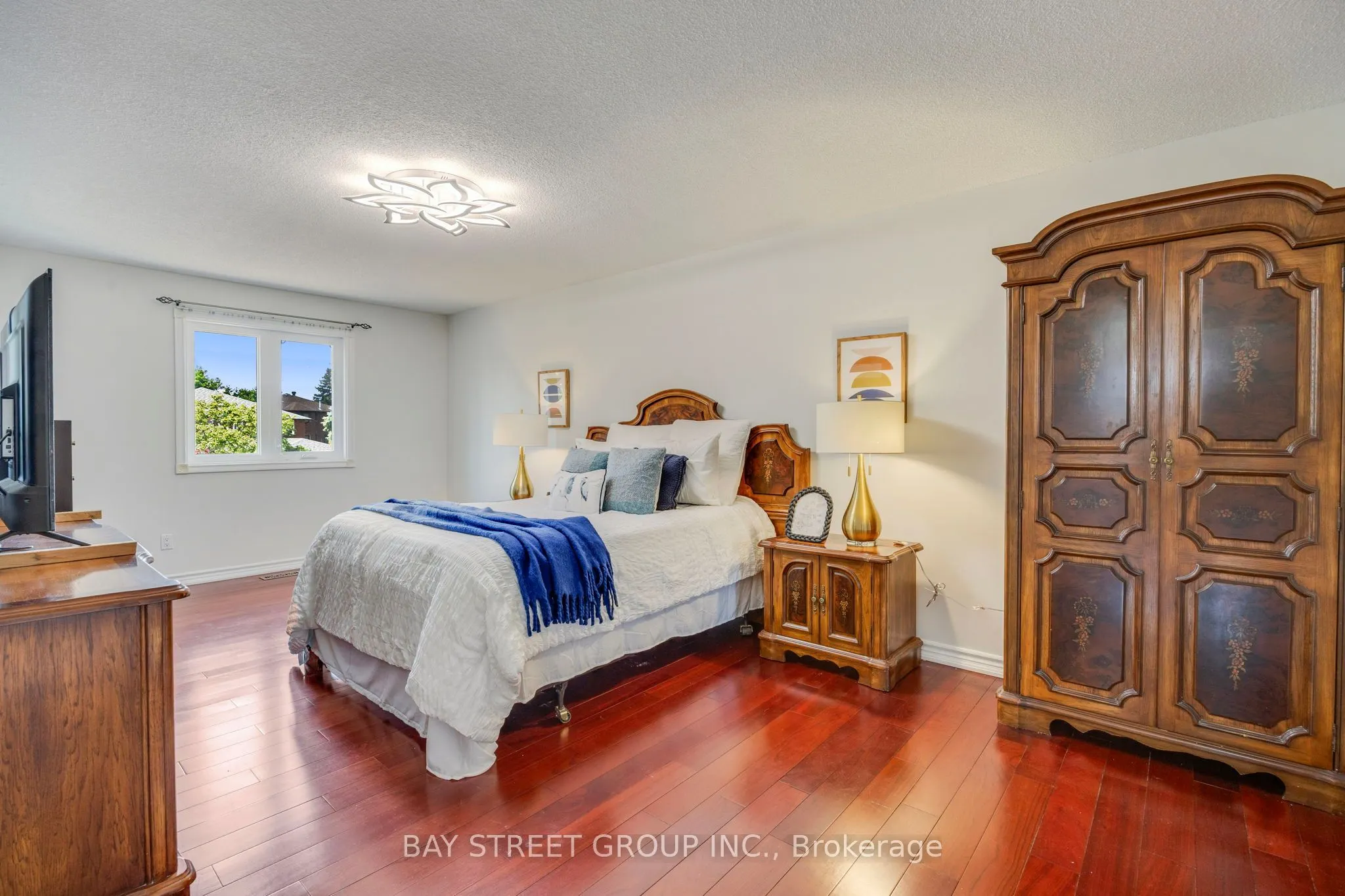76 Hyde Park Drive N