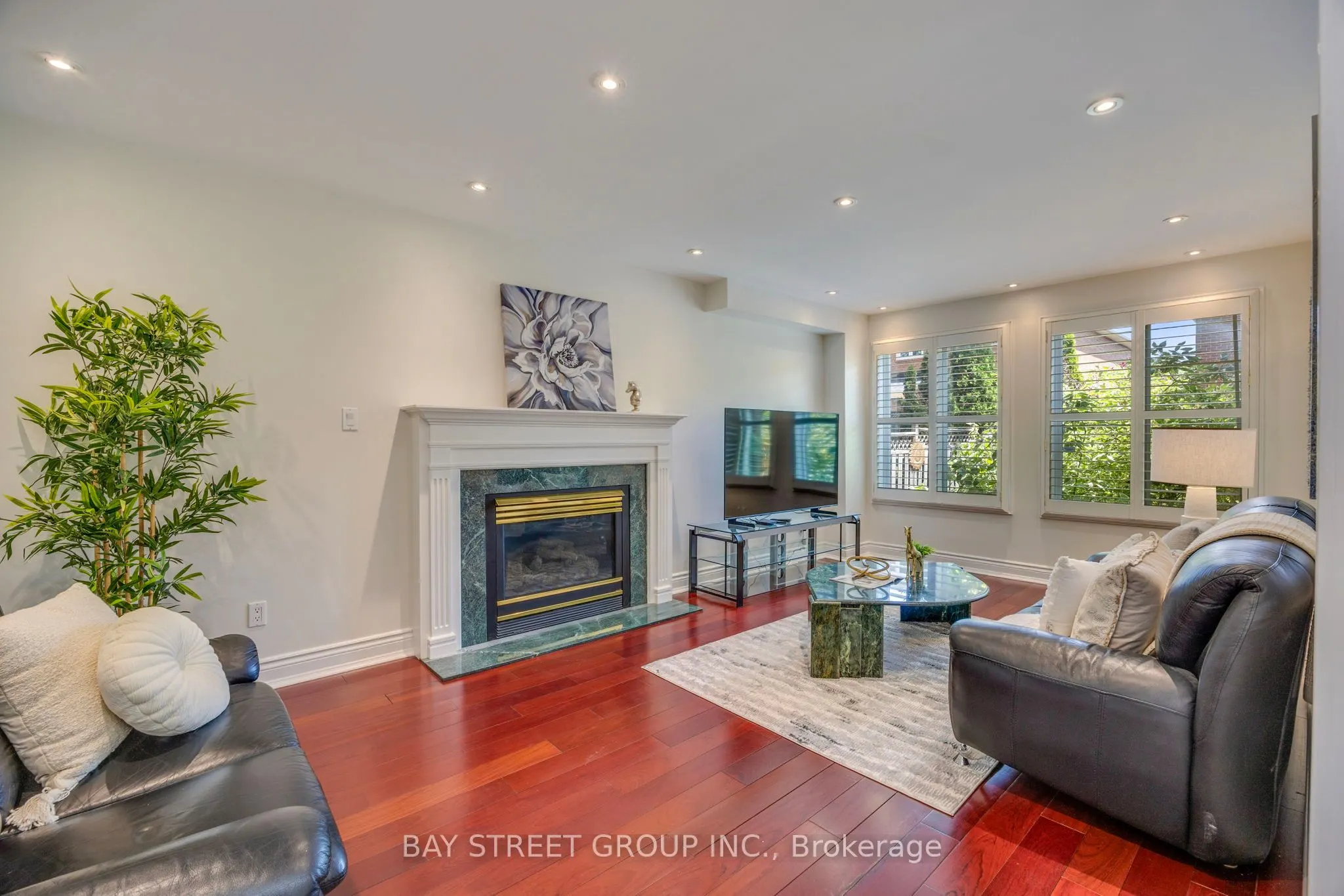 76 Hyde Park Drive N