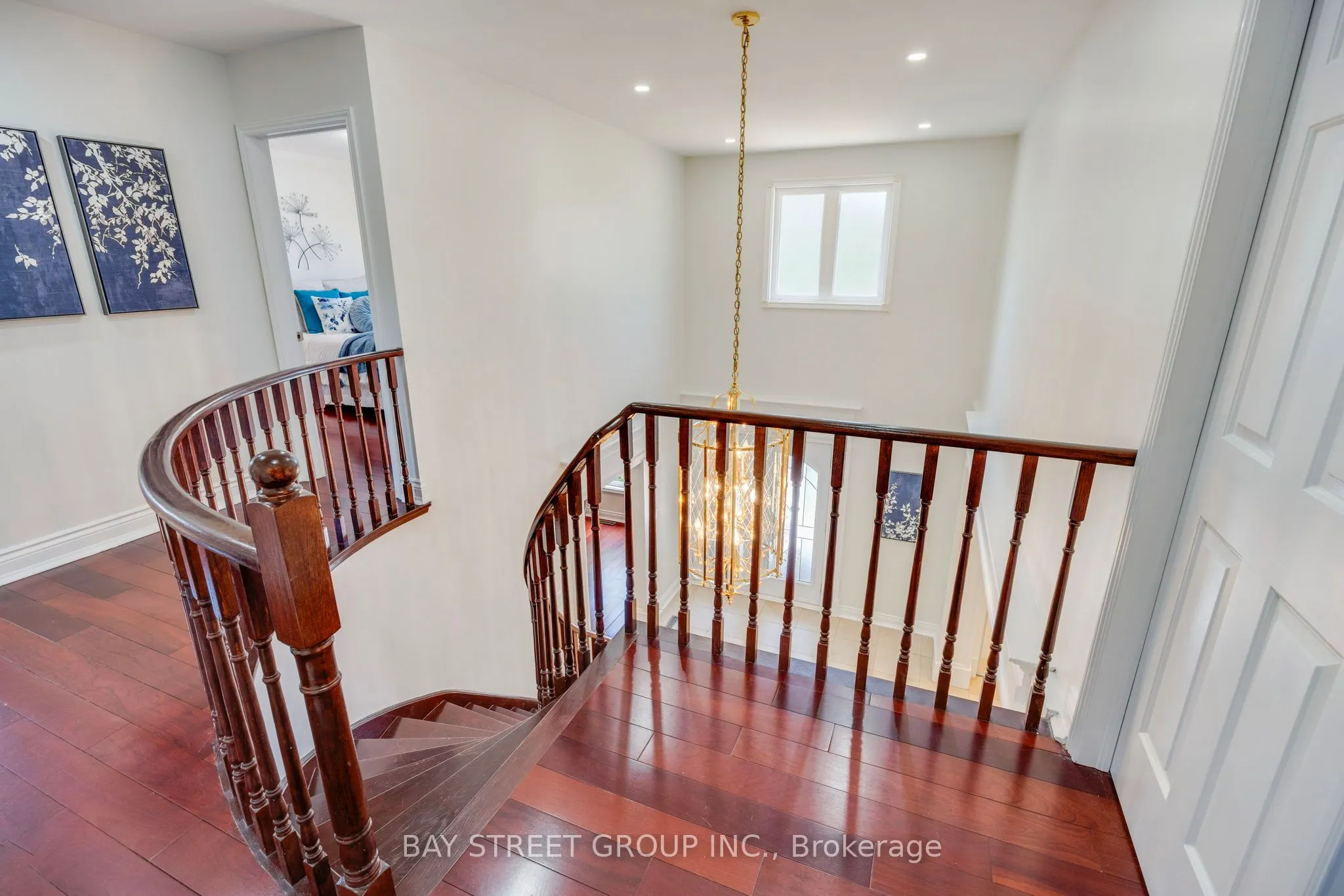 76 Hyde Park Drive N