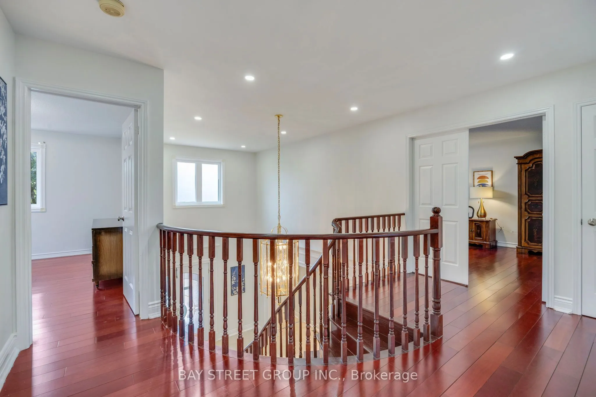 76 Hyde Park Drive N
