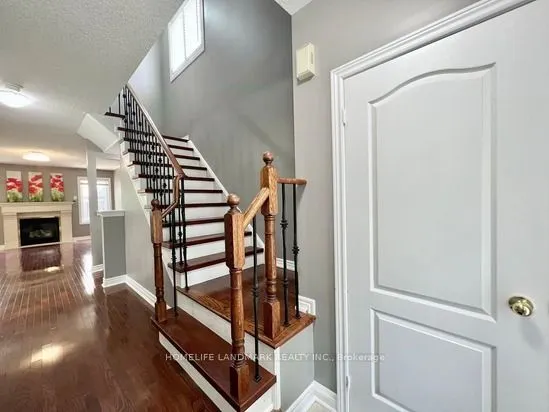 863 Oaktree Crescent