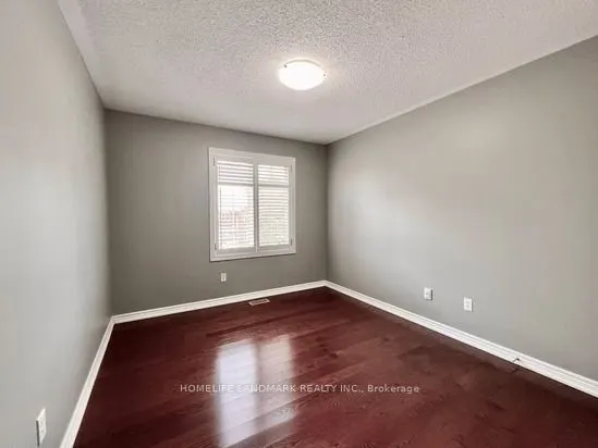 863 Oaktree Crescent