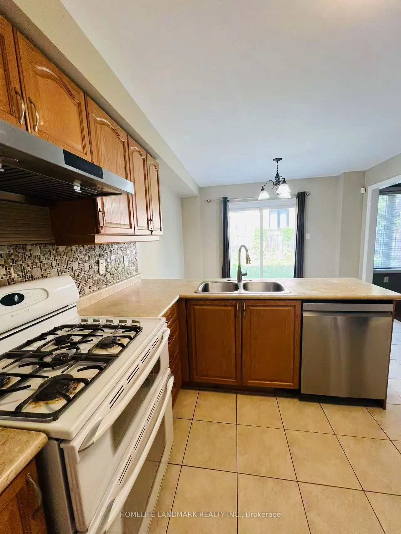 863 Oaktree Crescent