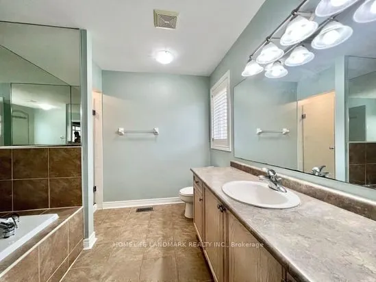 863 Oaktree Crescent