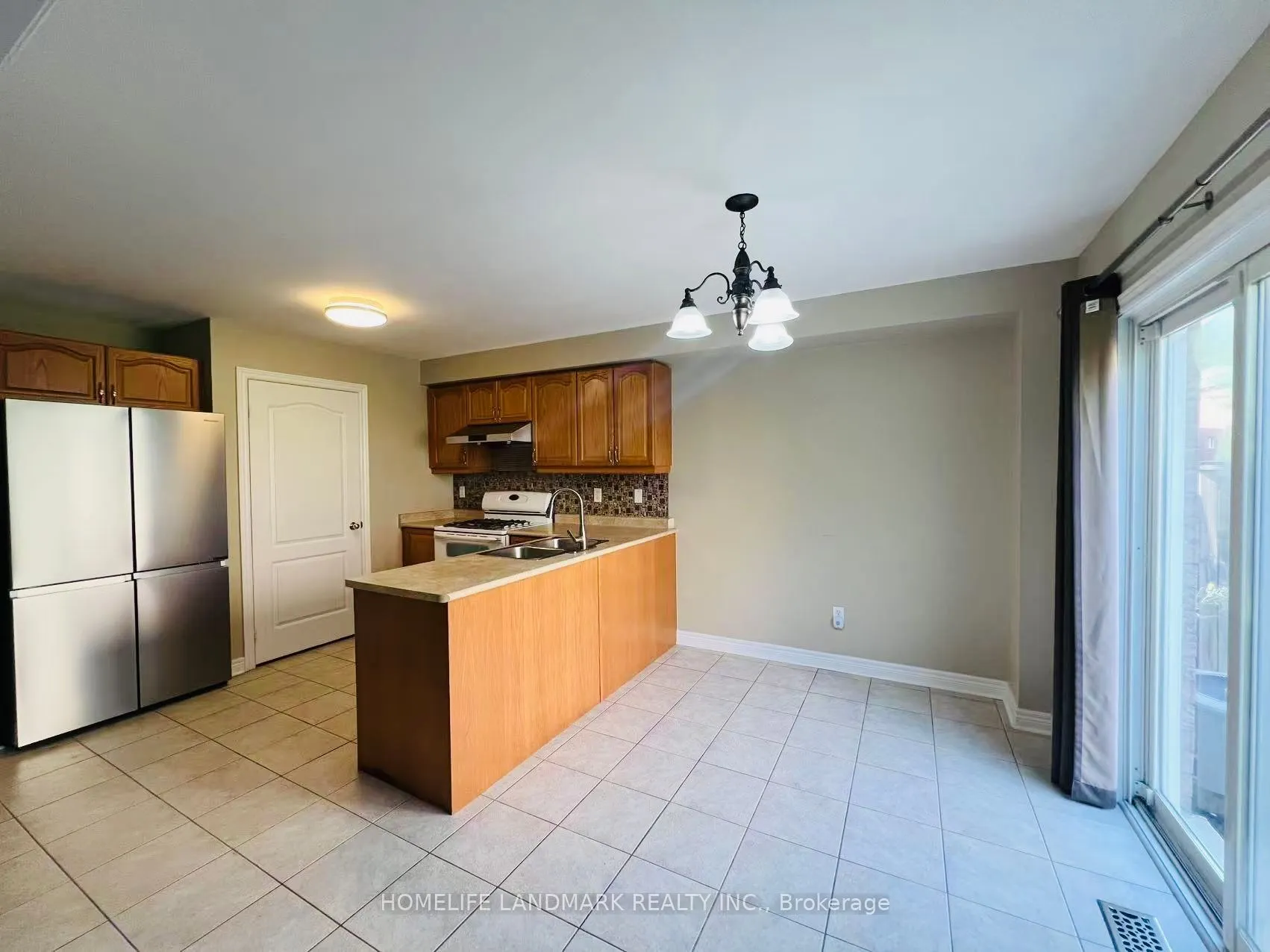863 Oaktree Crescent