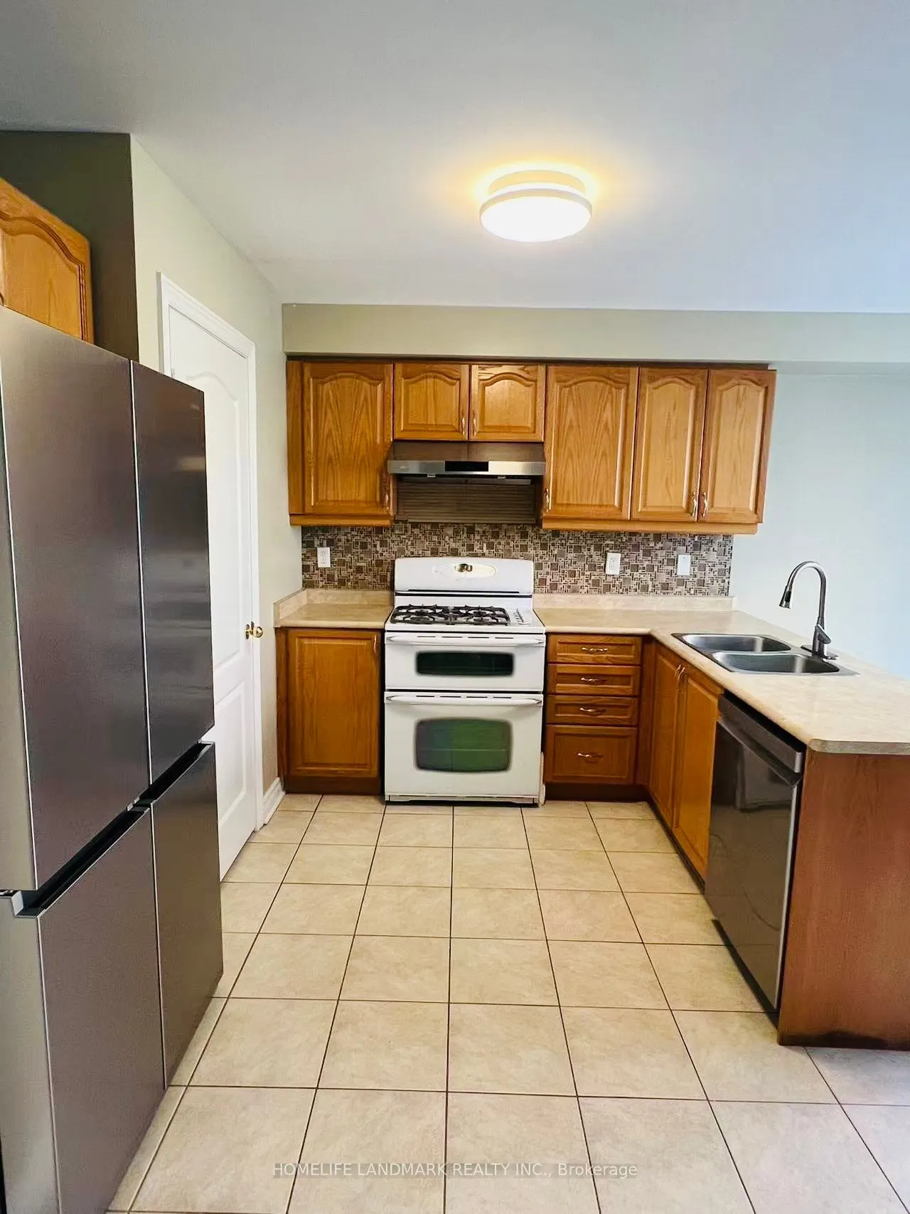 863 Oaktree Crescent