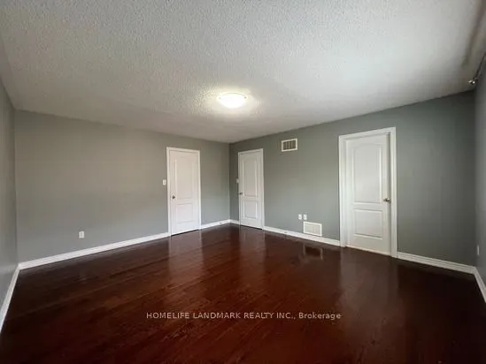 863 Oaktree Crescent