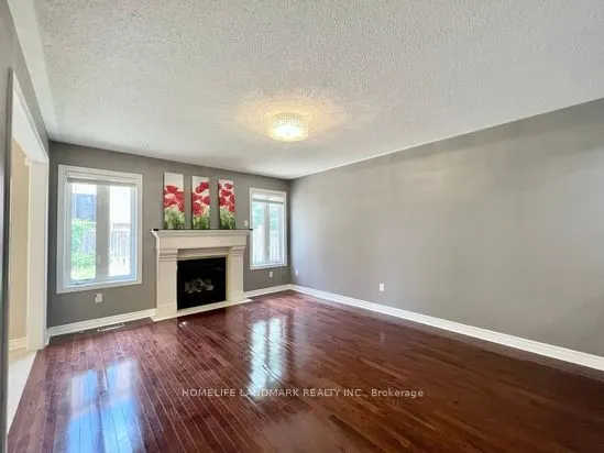 863 Oaktree Crescent
