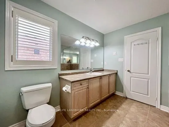 863 Oaktree Crescent
