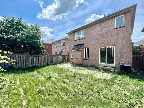 863 Oaktree Crescent