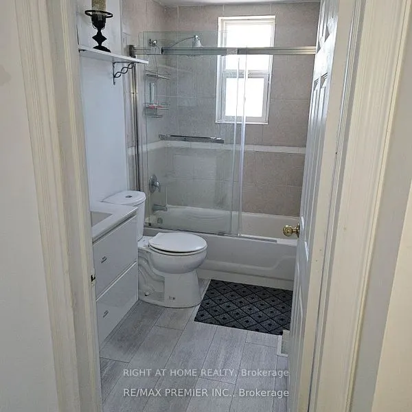 64 Wellington Street E, #2