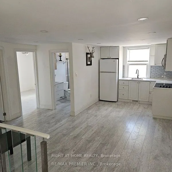 64 Wellington Street E, #2