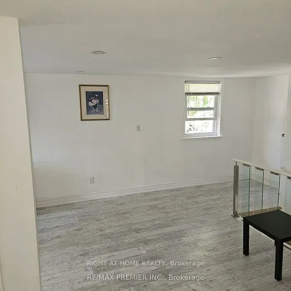 64 Wellington Street E, #2