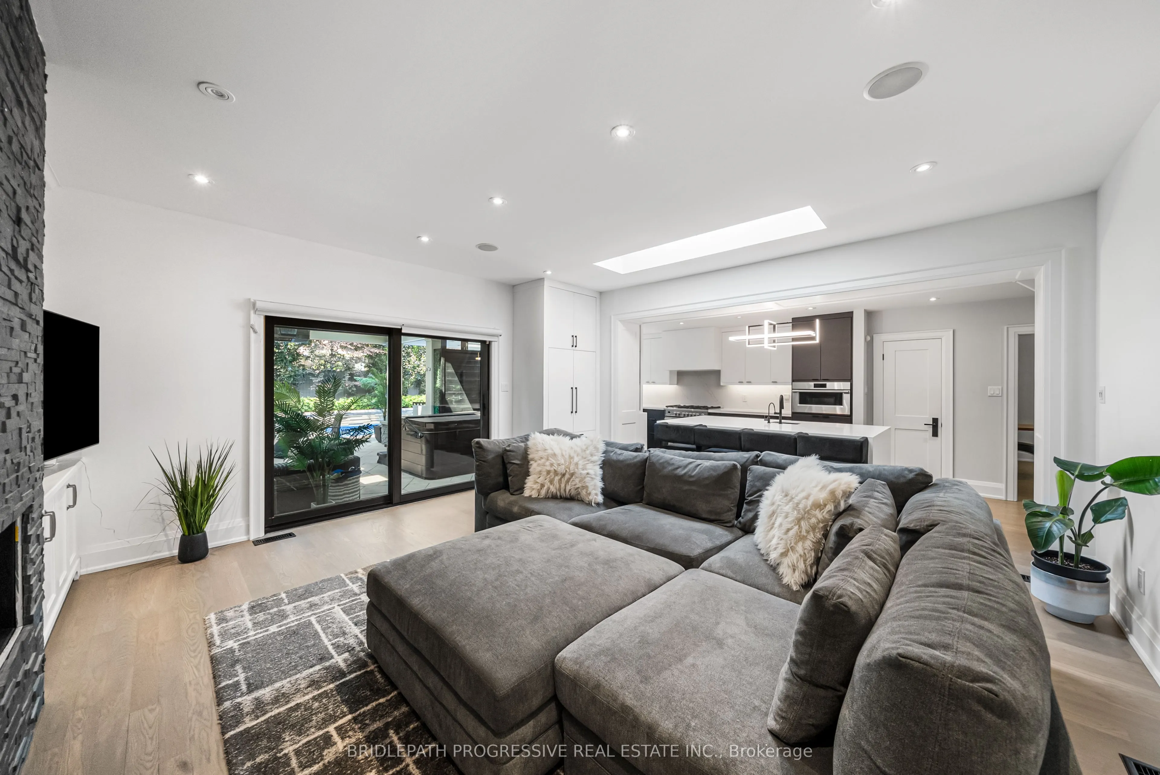 72 Royal Orchard Boulevard