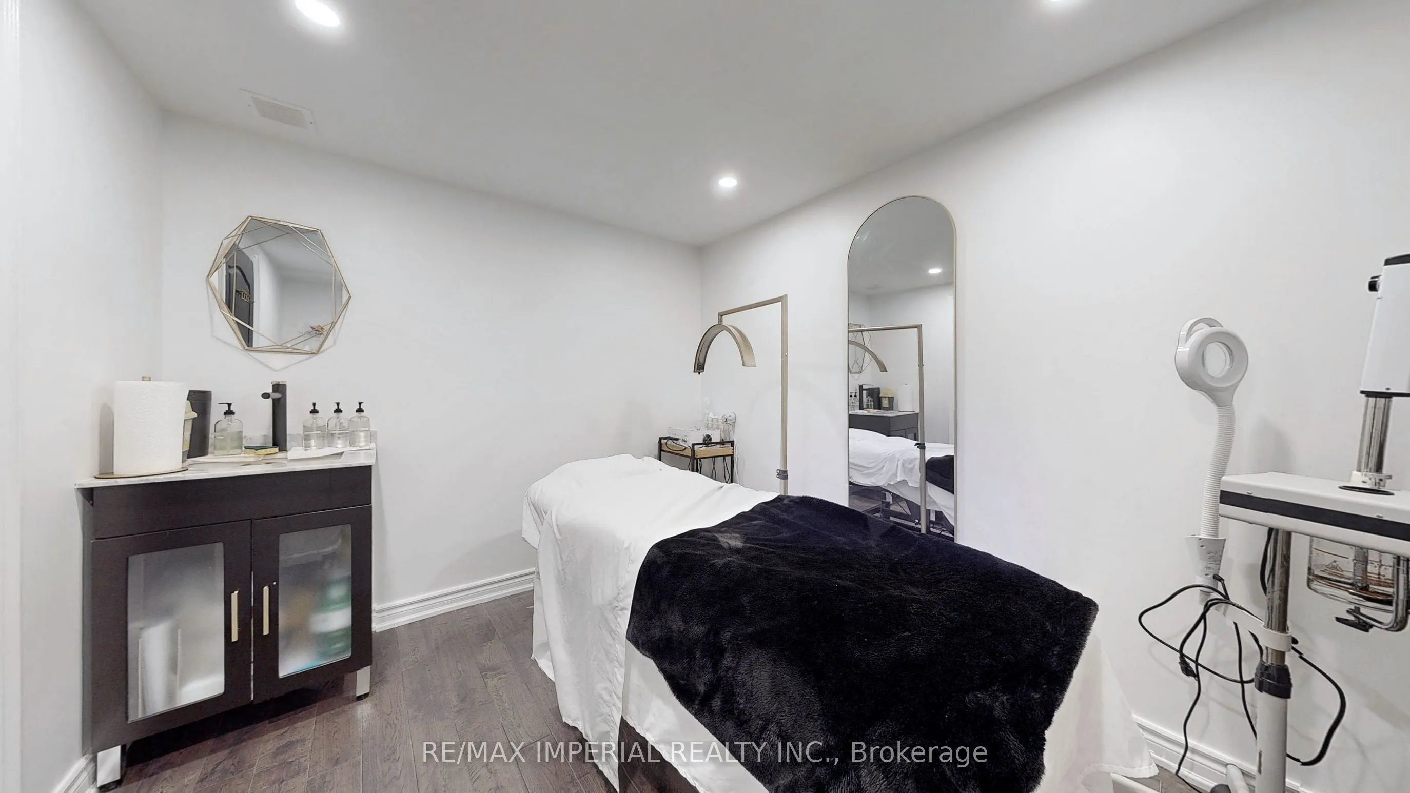 156 Main St Unionville