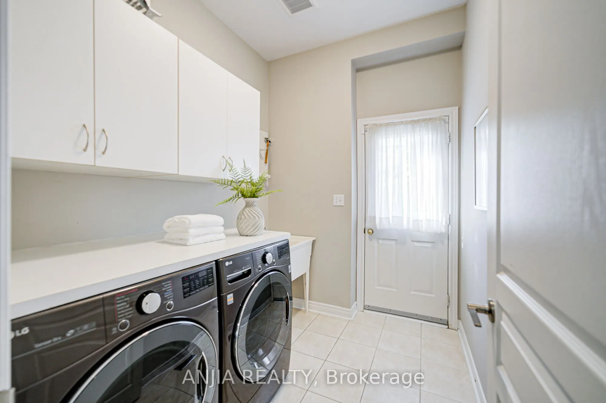 54 Rainbow Valley Crescent