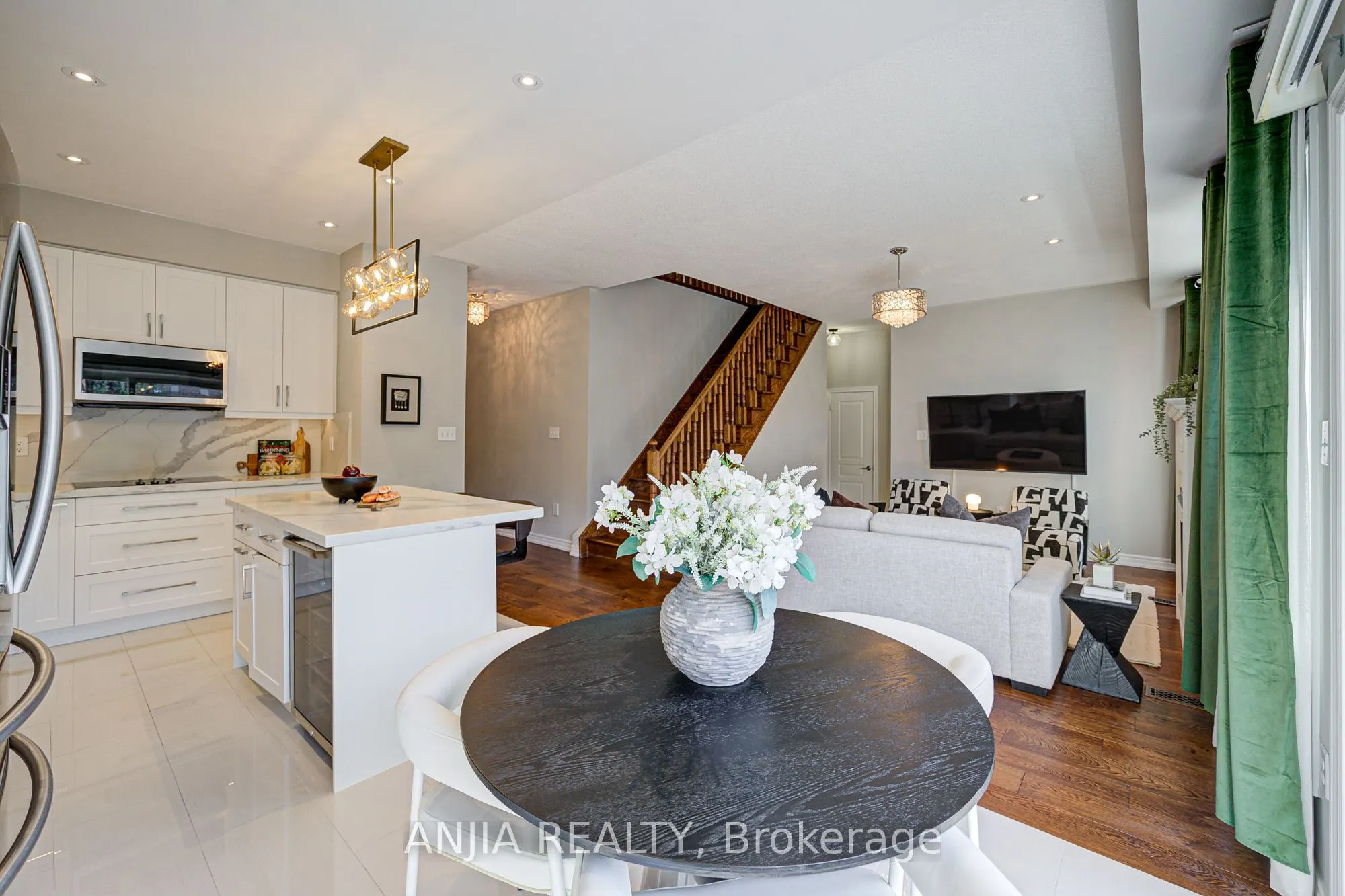 54 Rainbow Valley Crescent