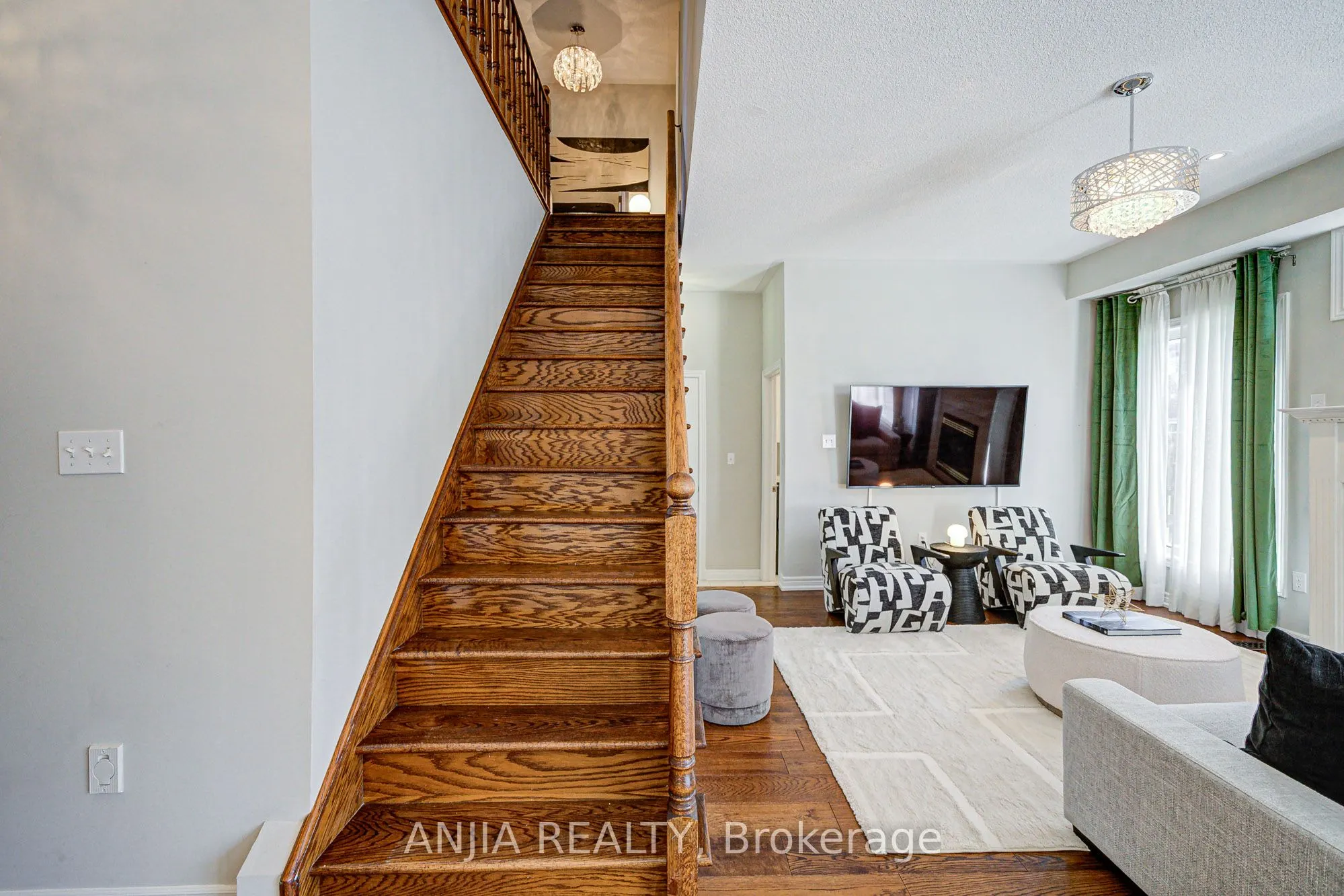 54 Rainbow Valley Crescent