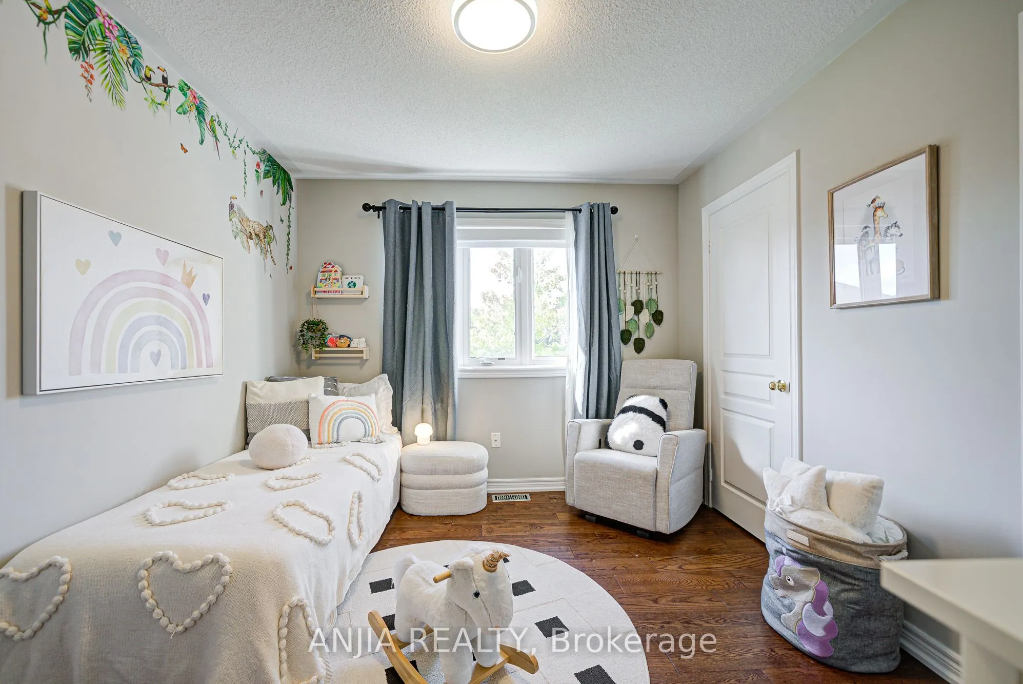 54 Rainbow Valley Crescent