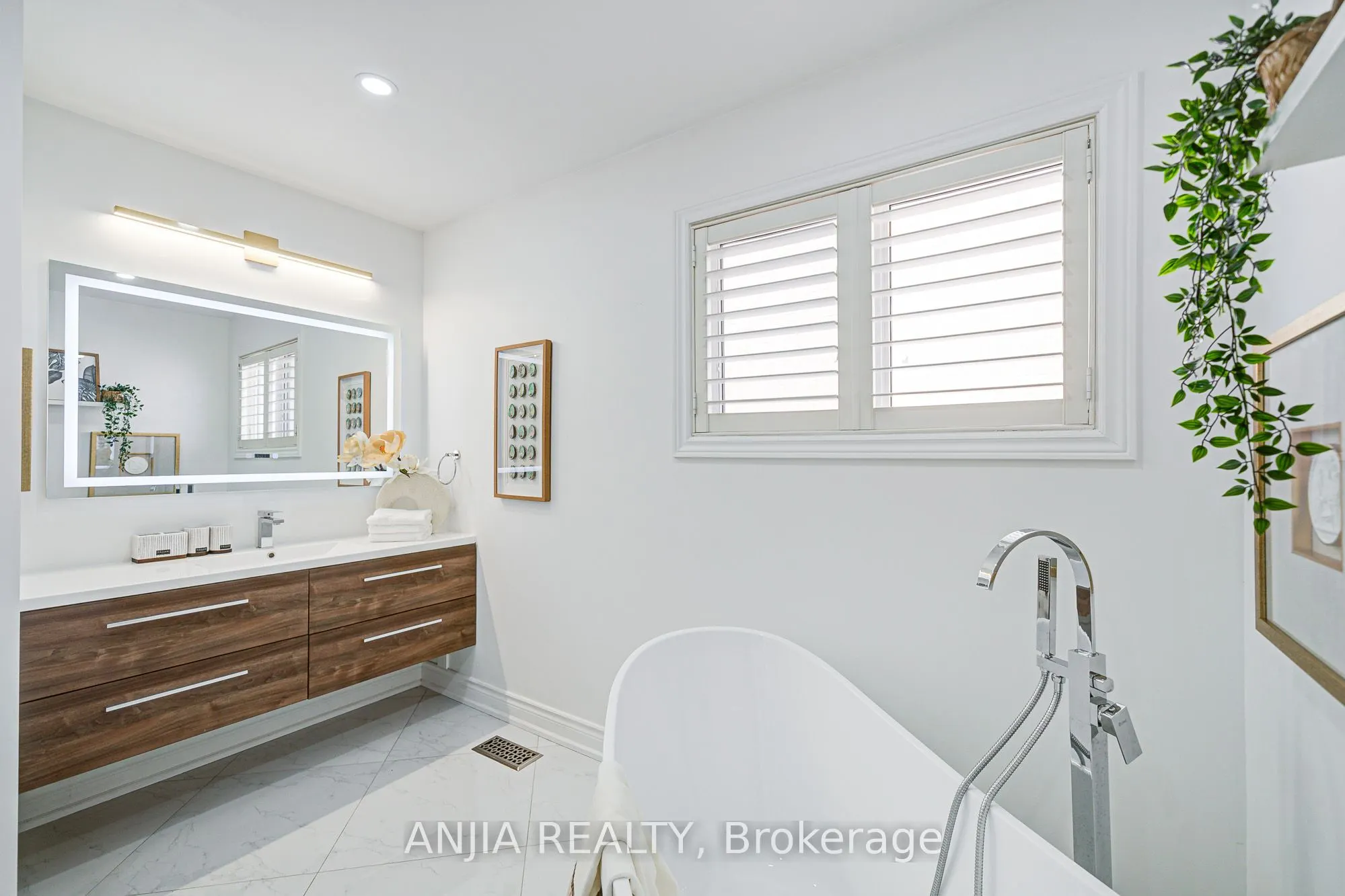 54 Rainbow Valley Crescent