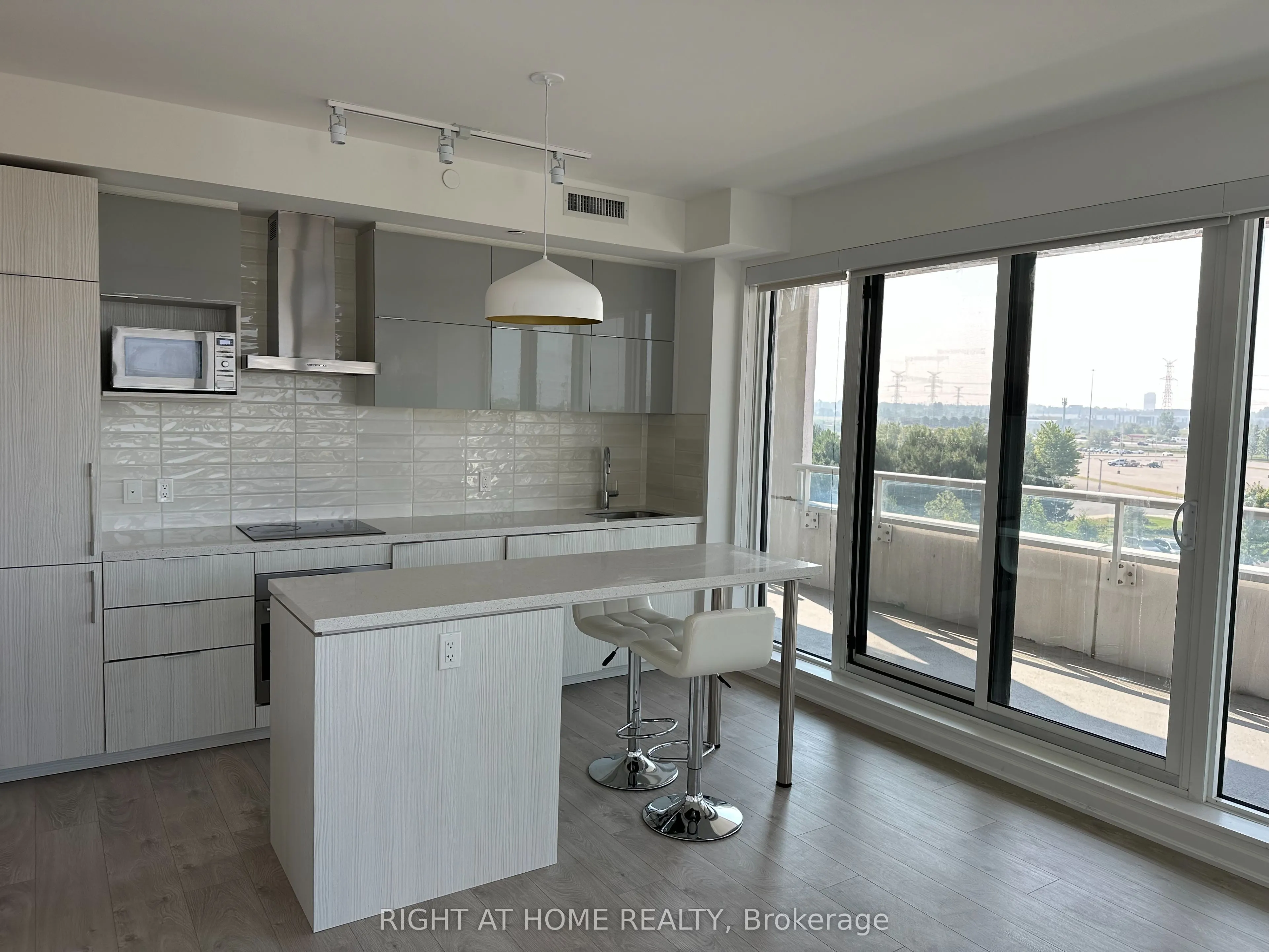 8 Rouge Valley Drive W, #513