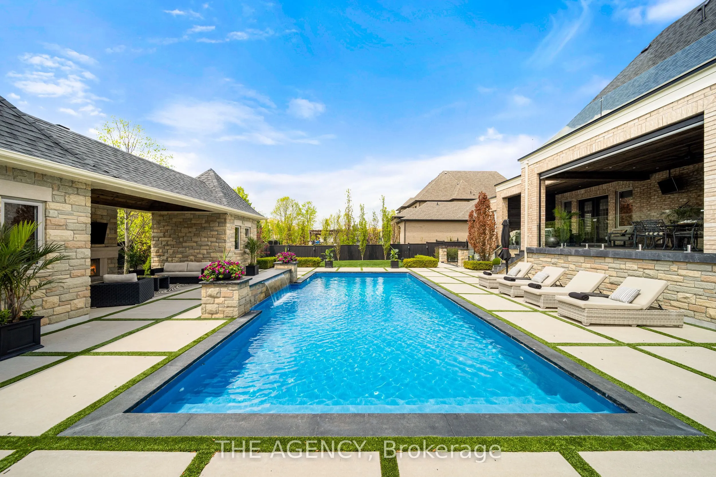 18 Westbrooke Boulevard