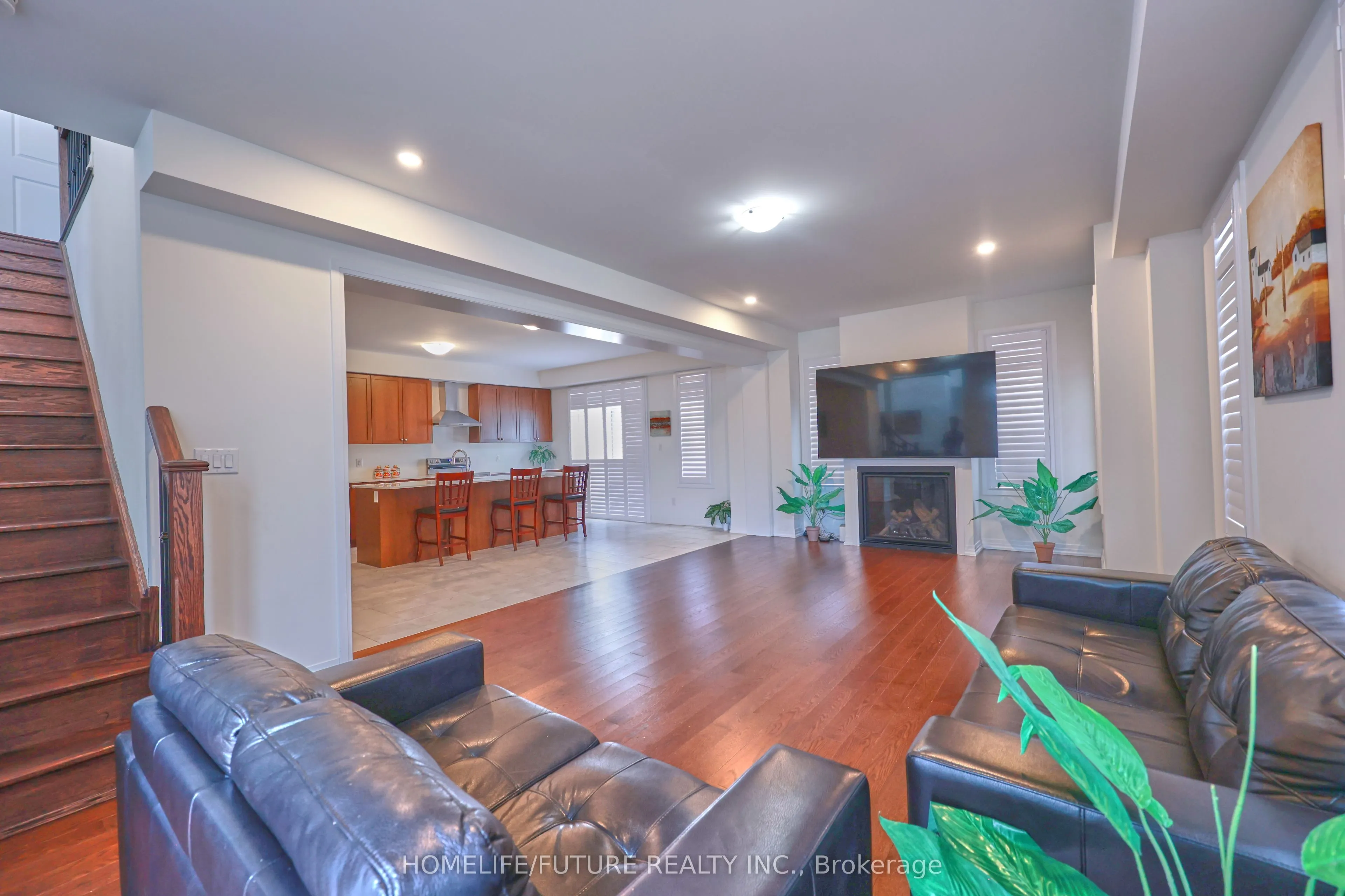 28 Jinnah Avenue E