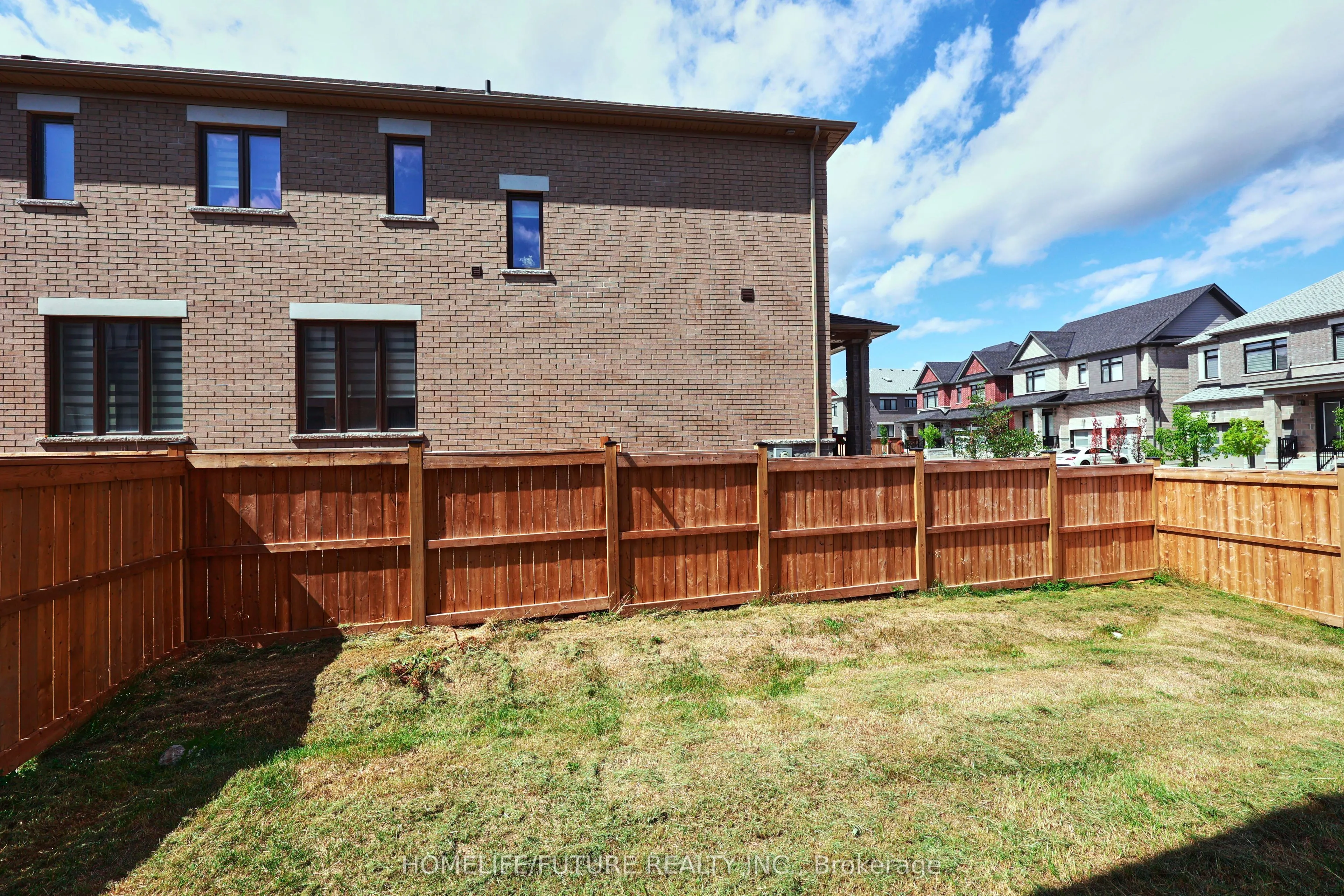 28 Jinnah Avenue E