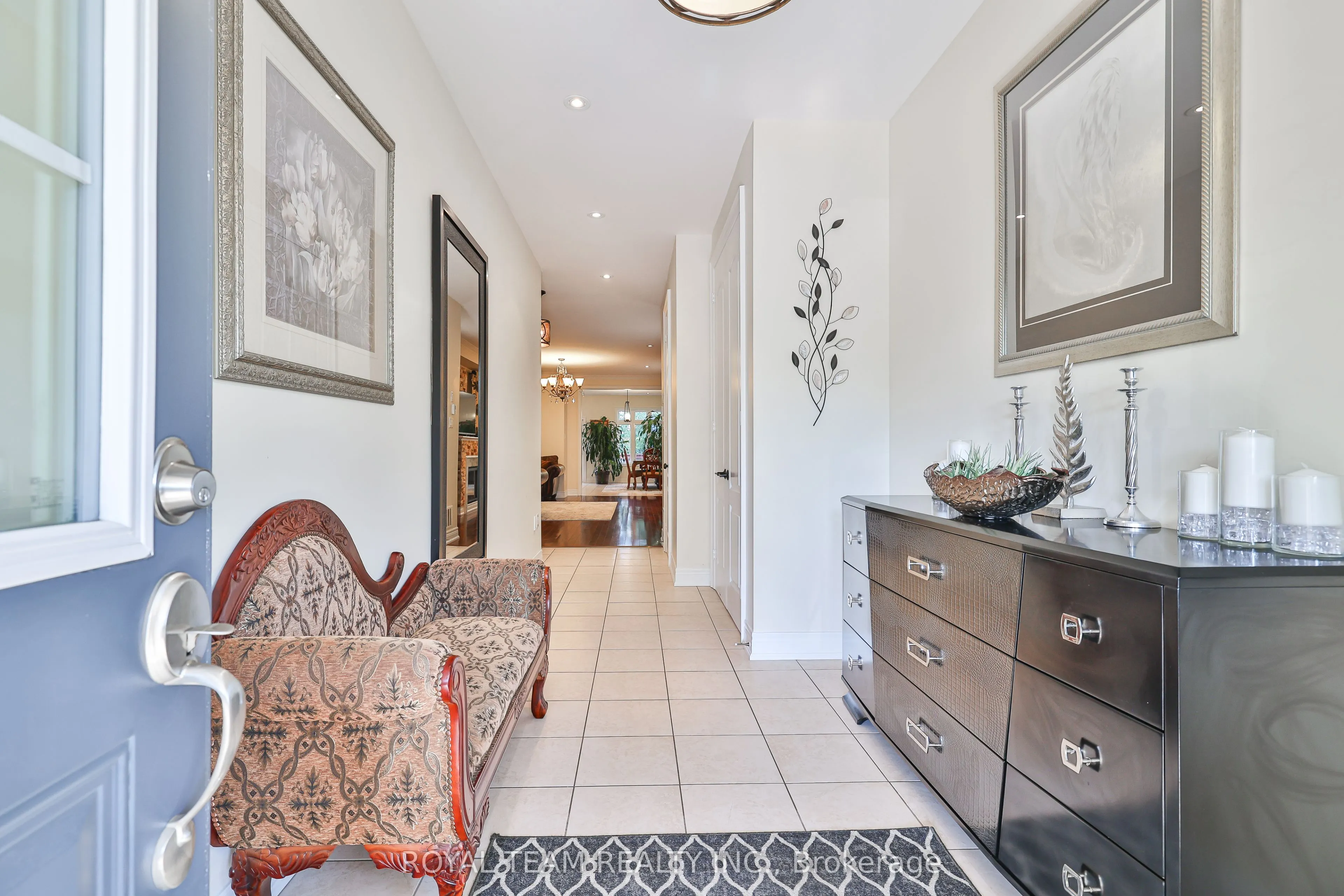 299 Bathurst Glen Drive W