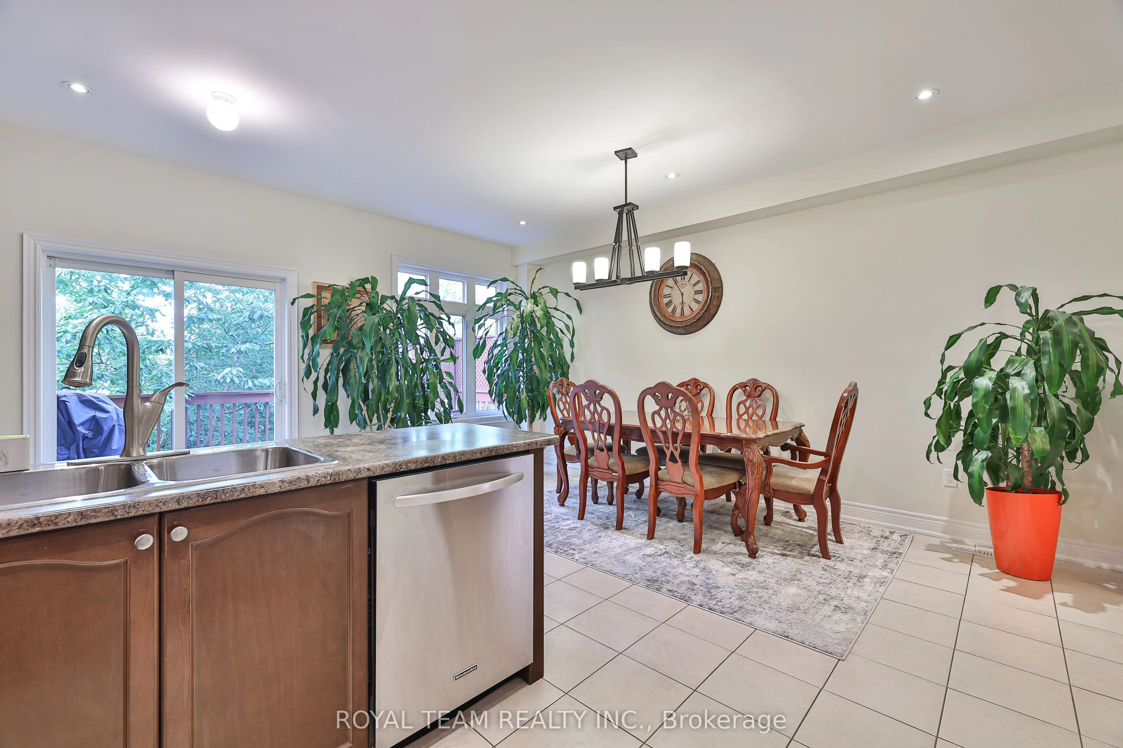 299 Bathurst Glen Drive W