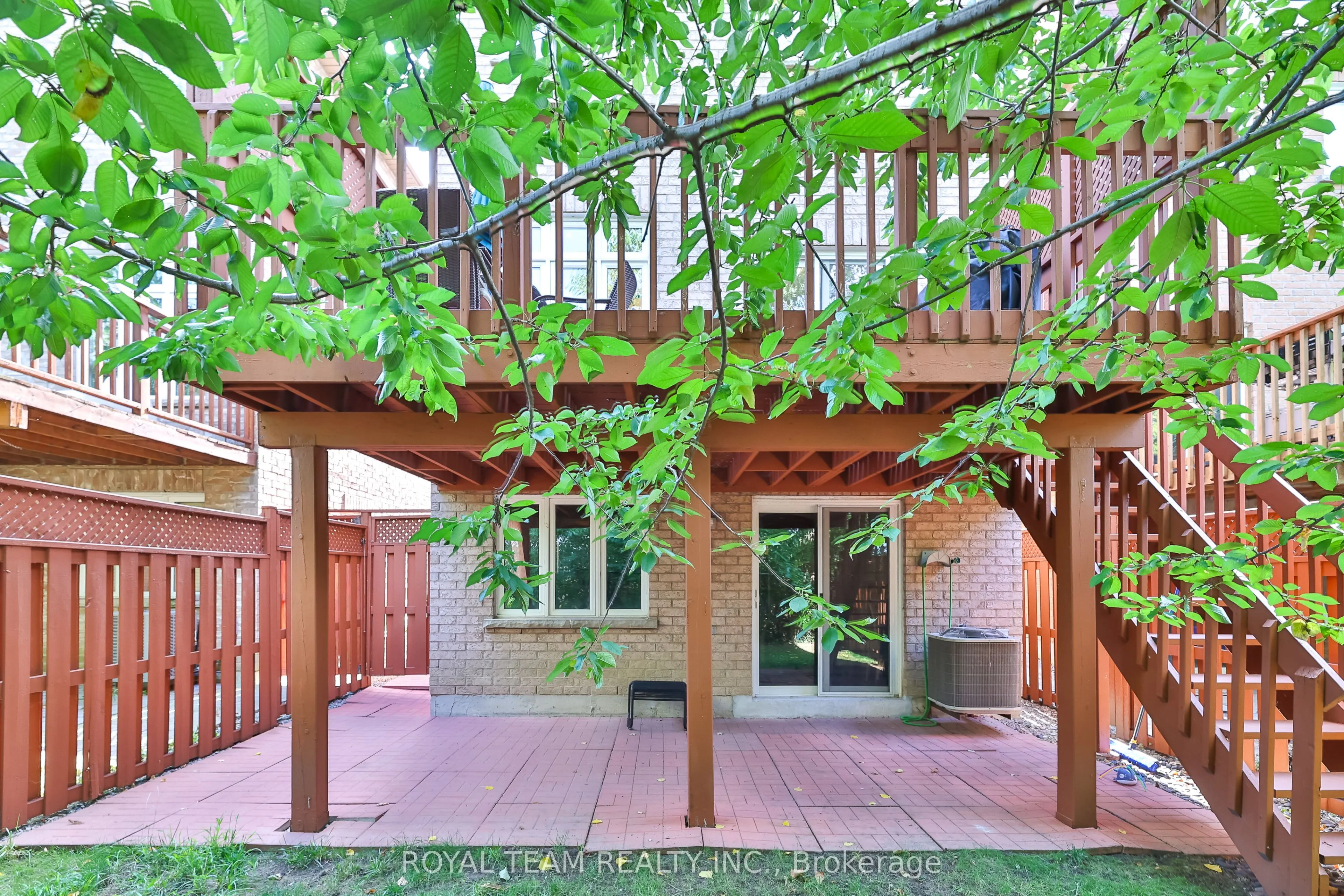 299 Bathurst Glen Drive W