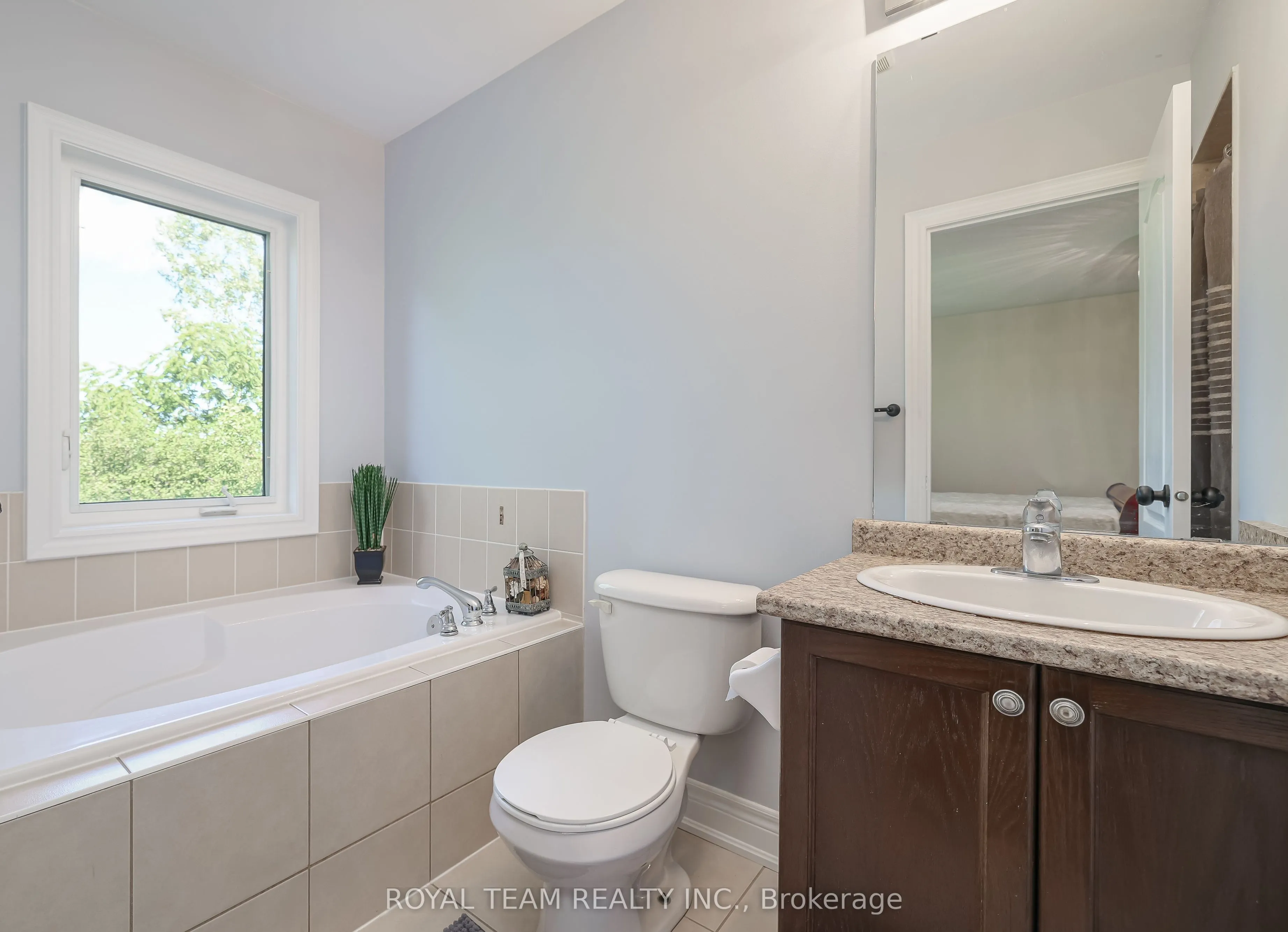 299 Bathurst Glen Drive W