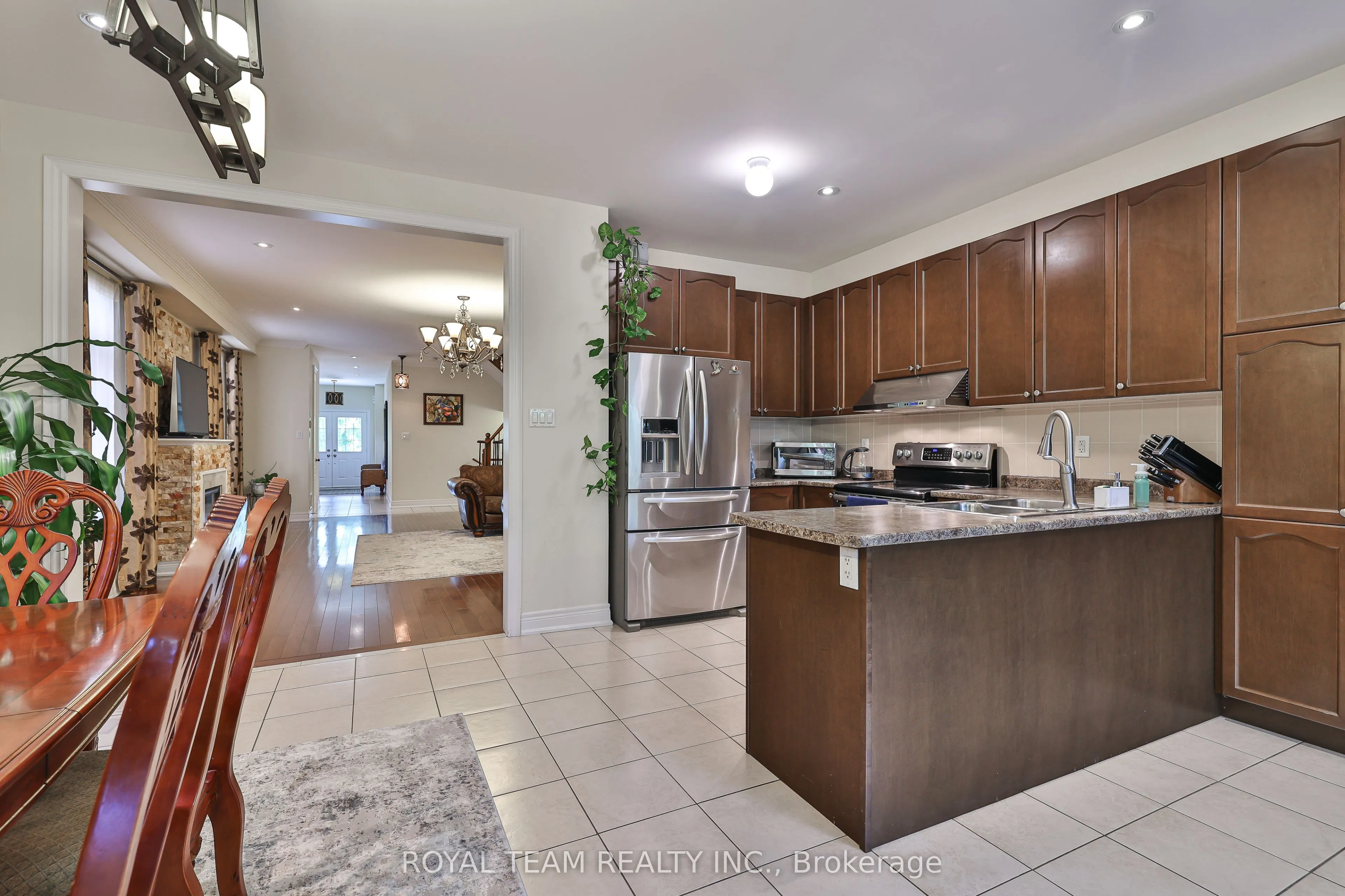 299 Bathurst Glen Drive W