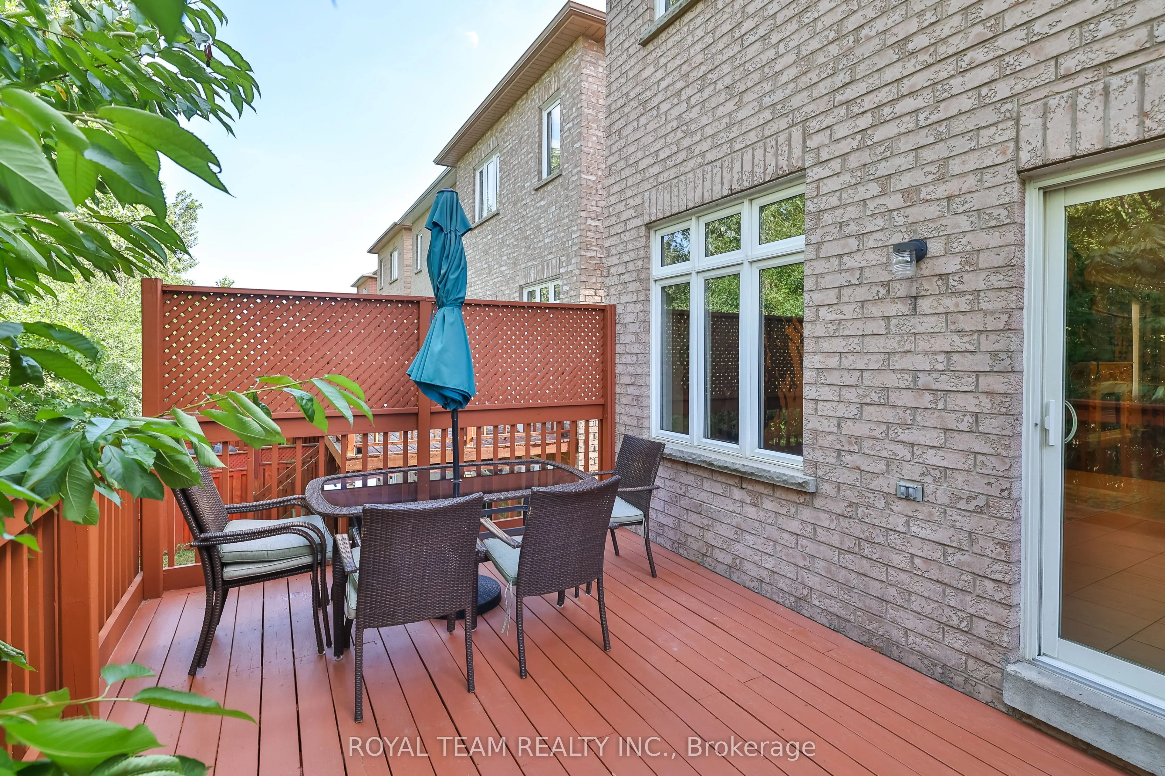 299 Bathurst Glen Drive W