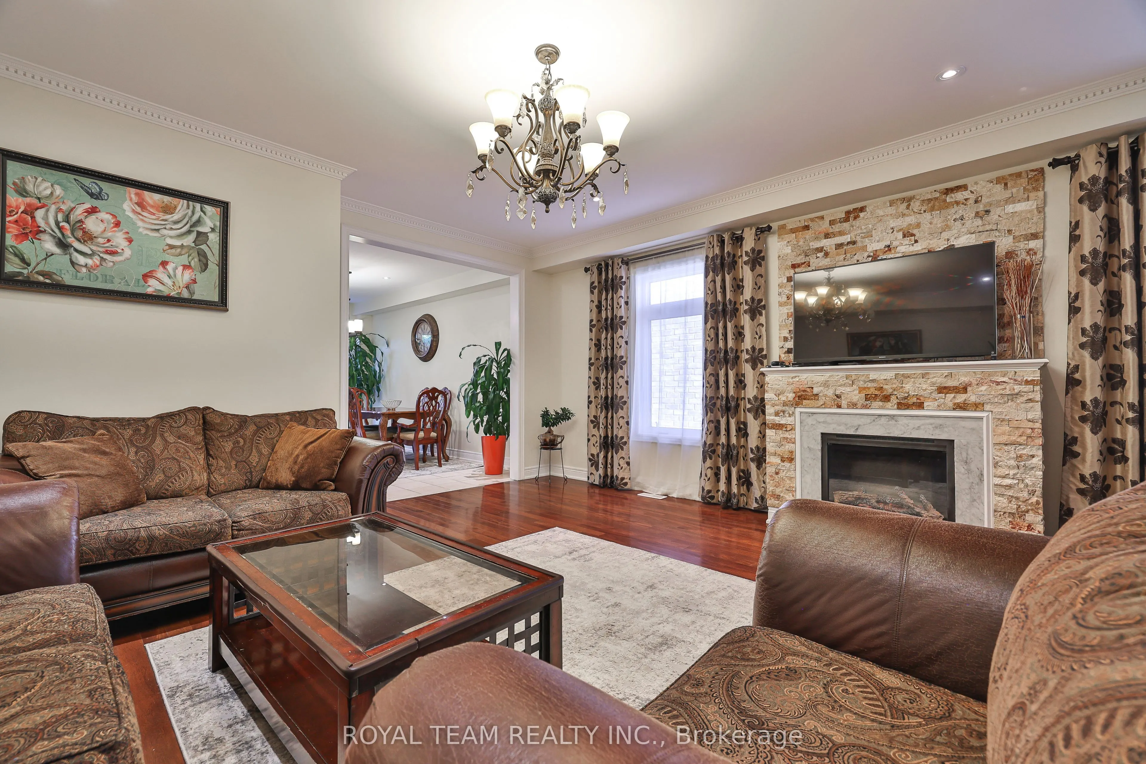 299 Bathurst Glen Drive W