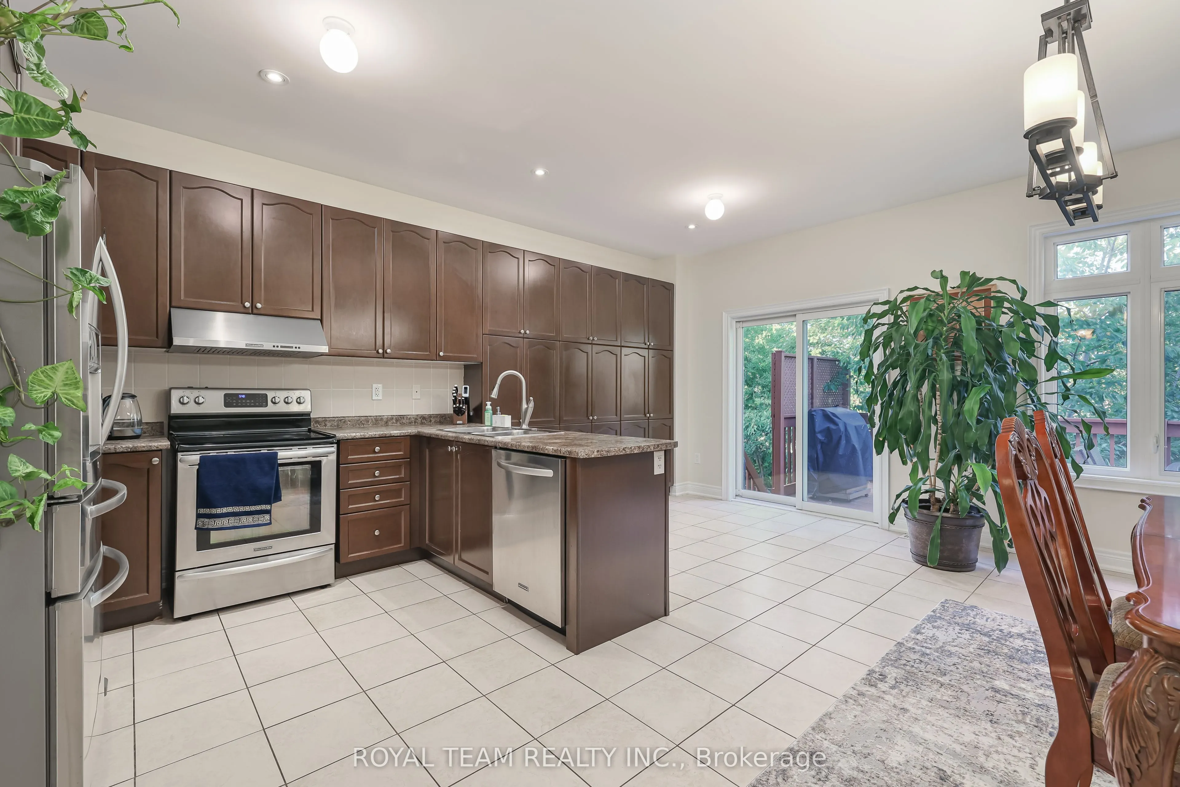 299 Bathurst Glen Drive W