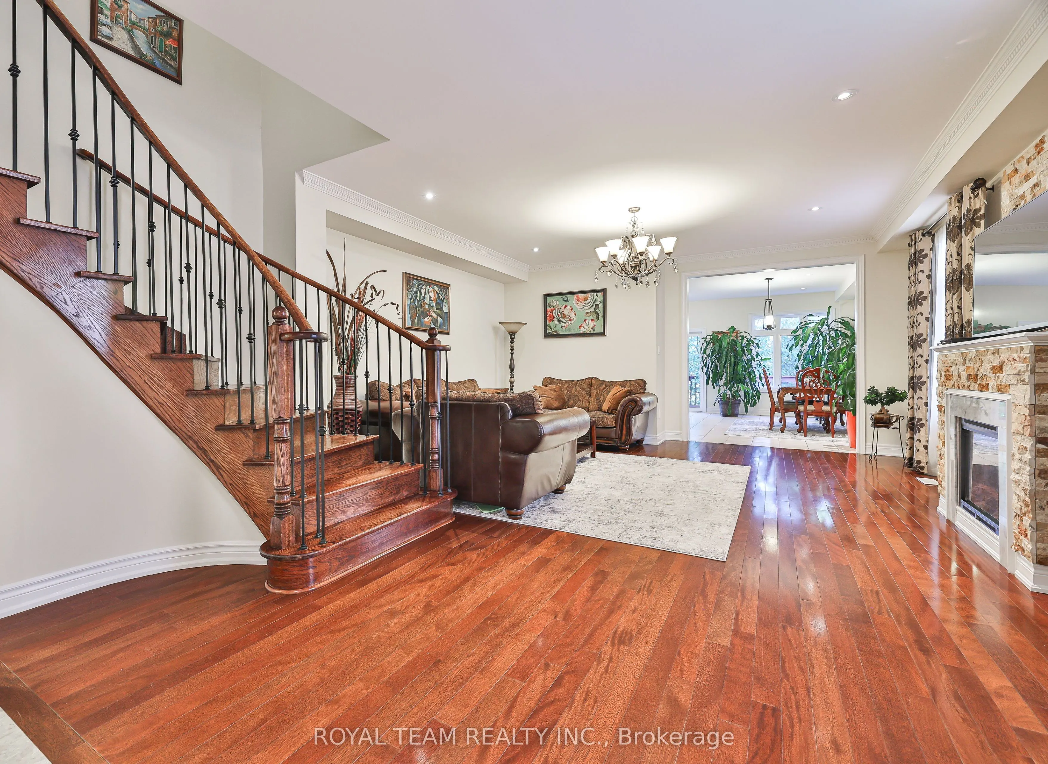 299 Bathurst Glen Drive W