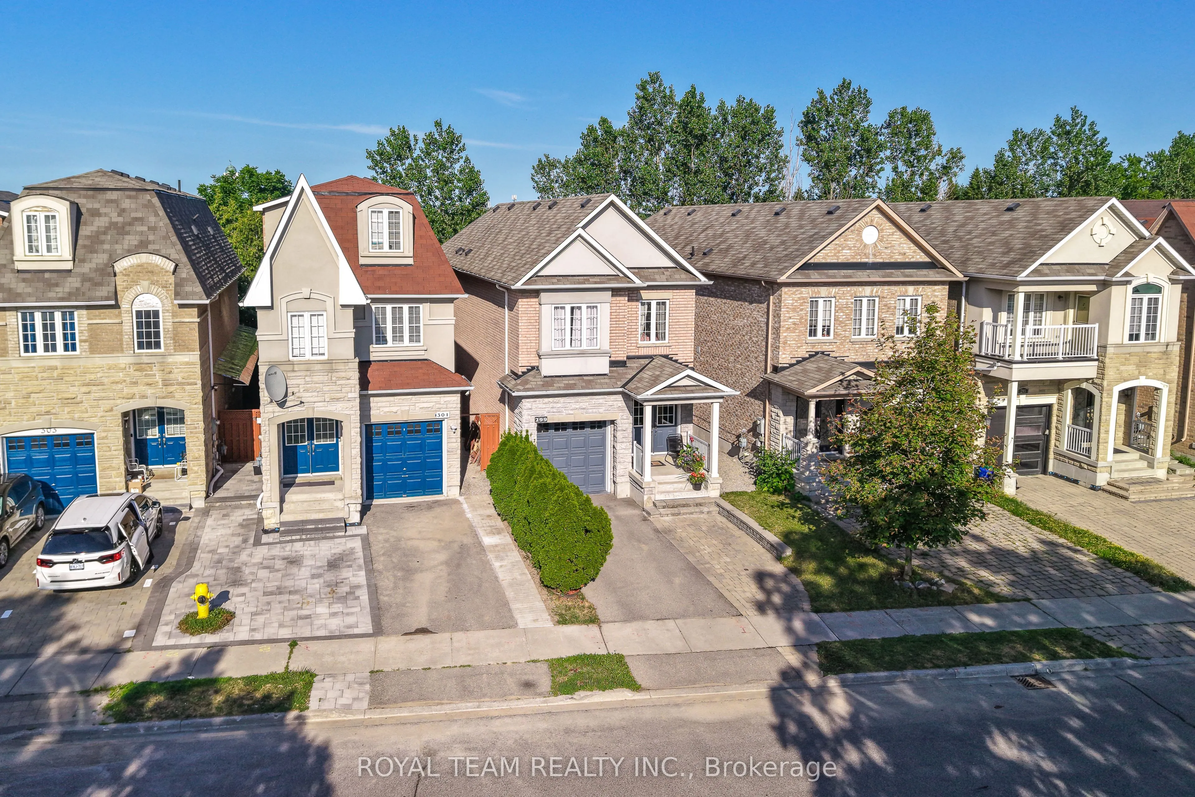 299 Bathurst Glen Drive W