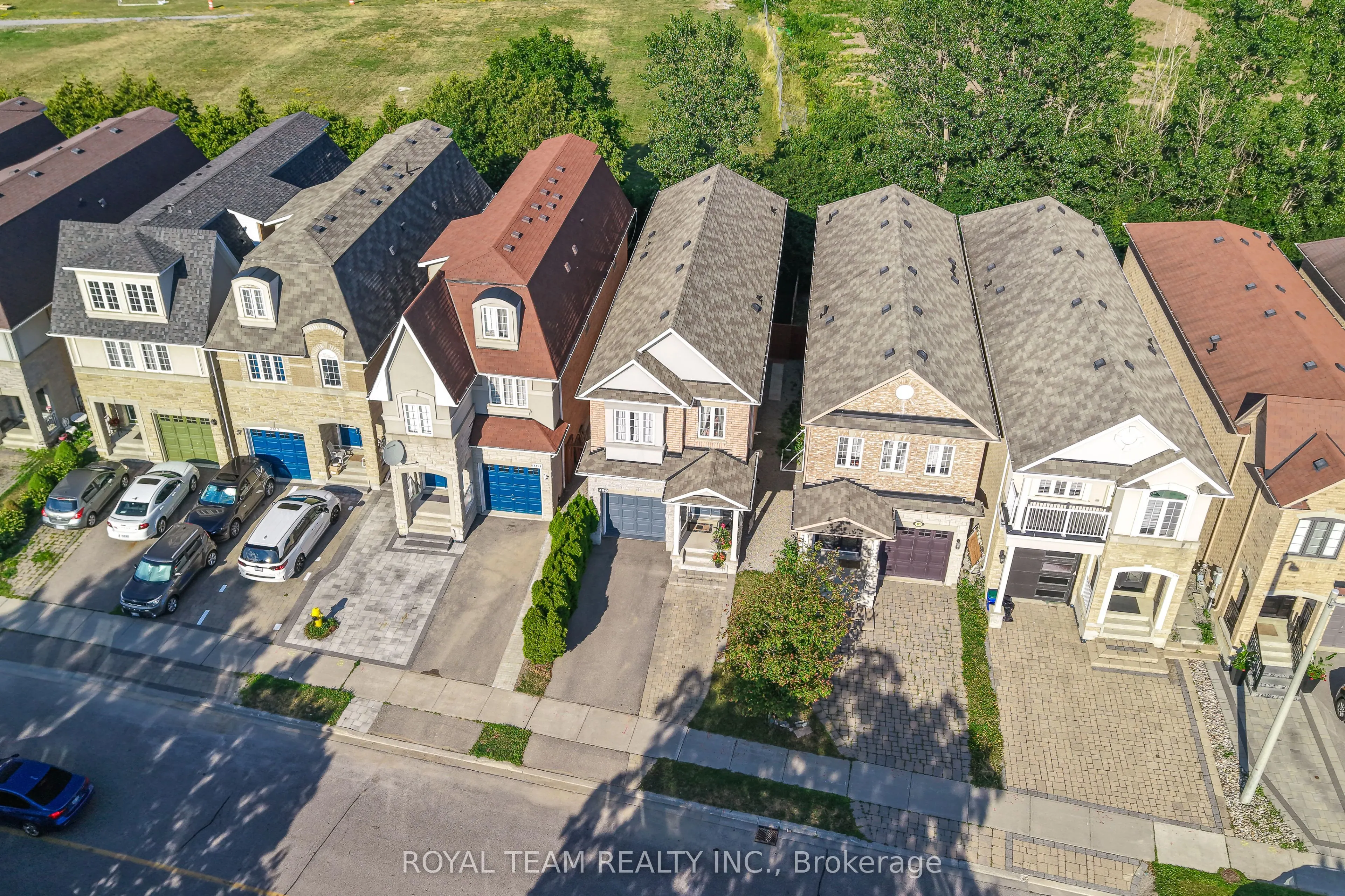 299 Bathurst Glen Drive W