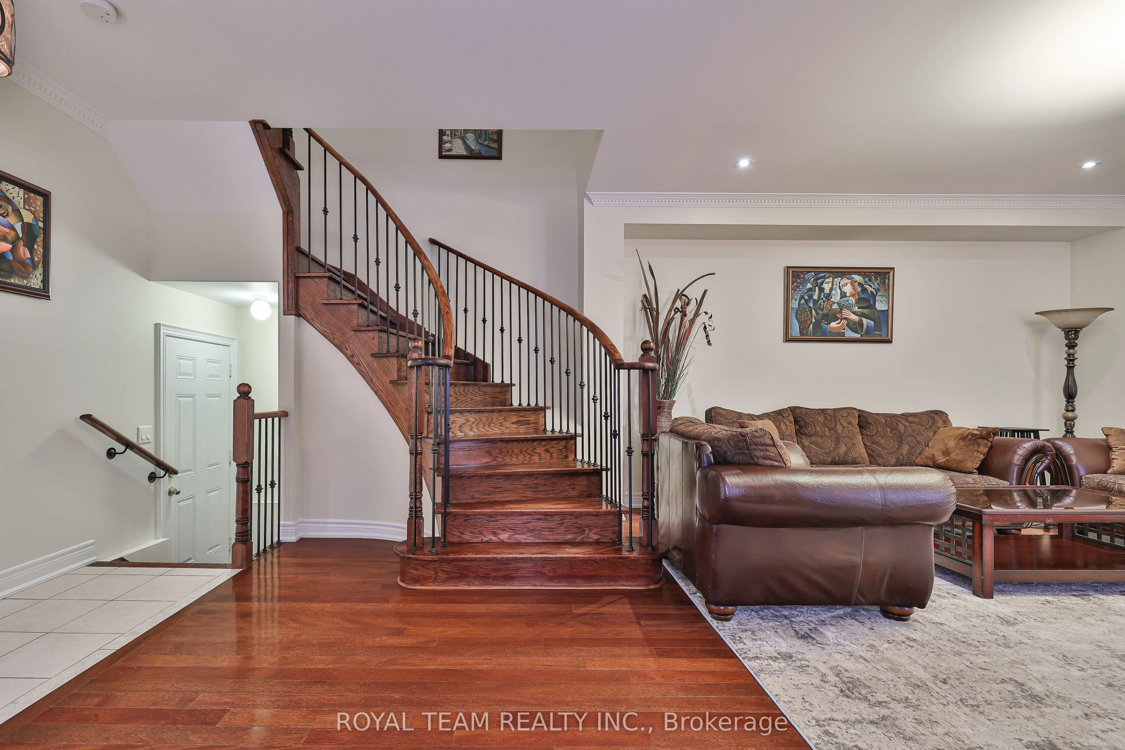 299 Bathurst Glen Drive W
