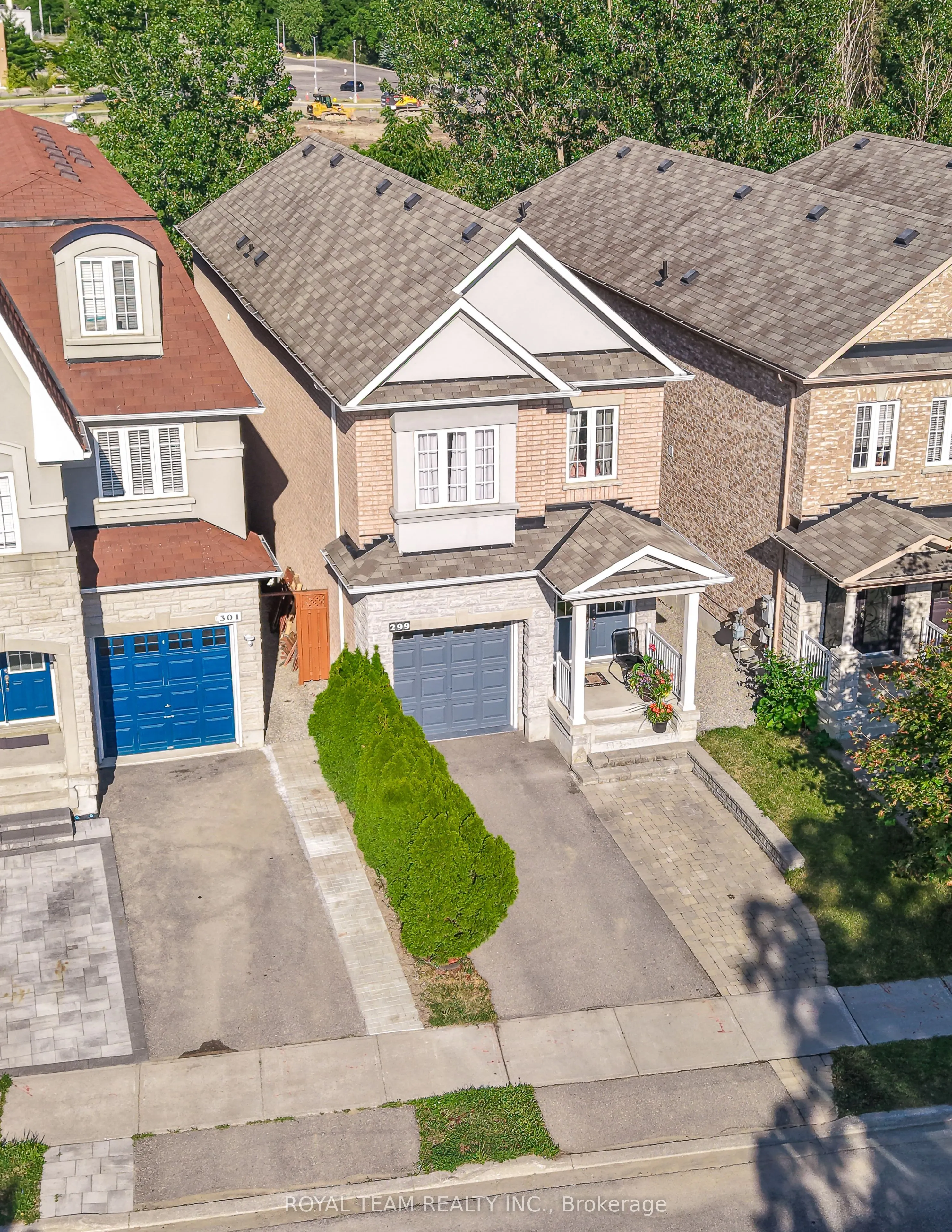 299 Bathurst Glen Drive W